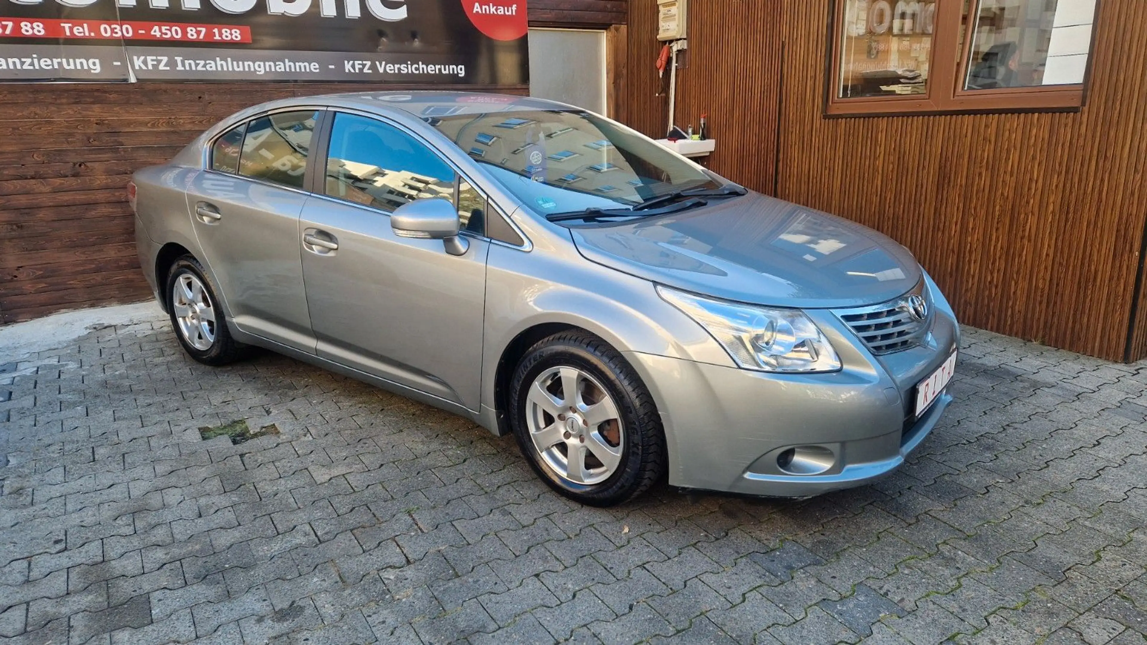Toyota Avensis — photo 2
