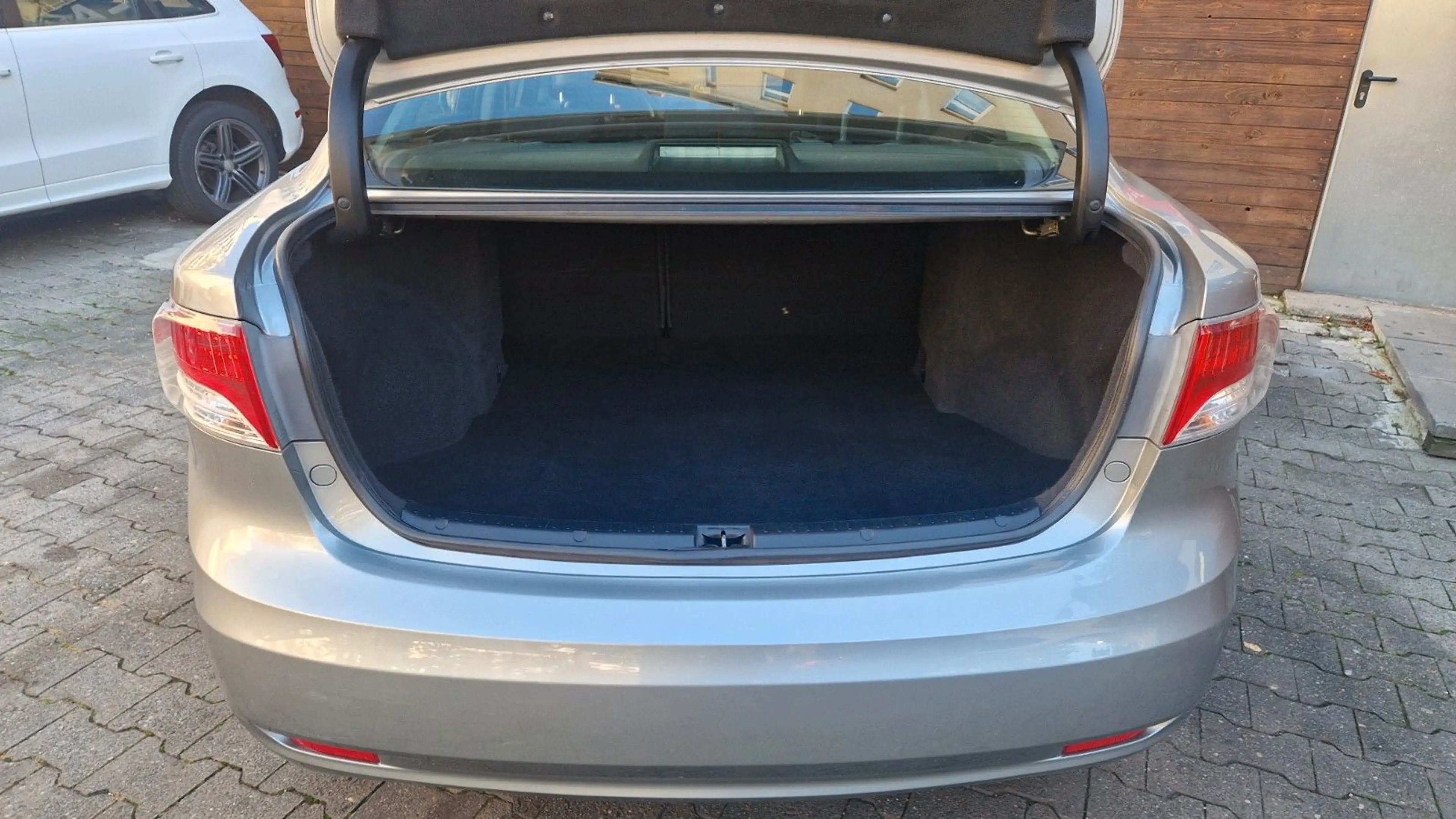Toyota Avensis — photo 7