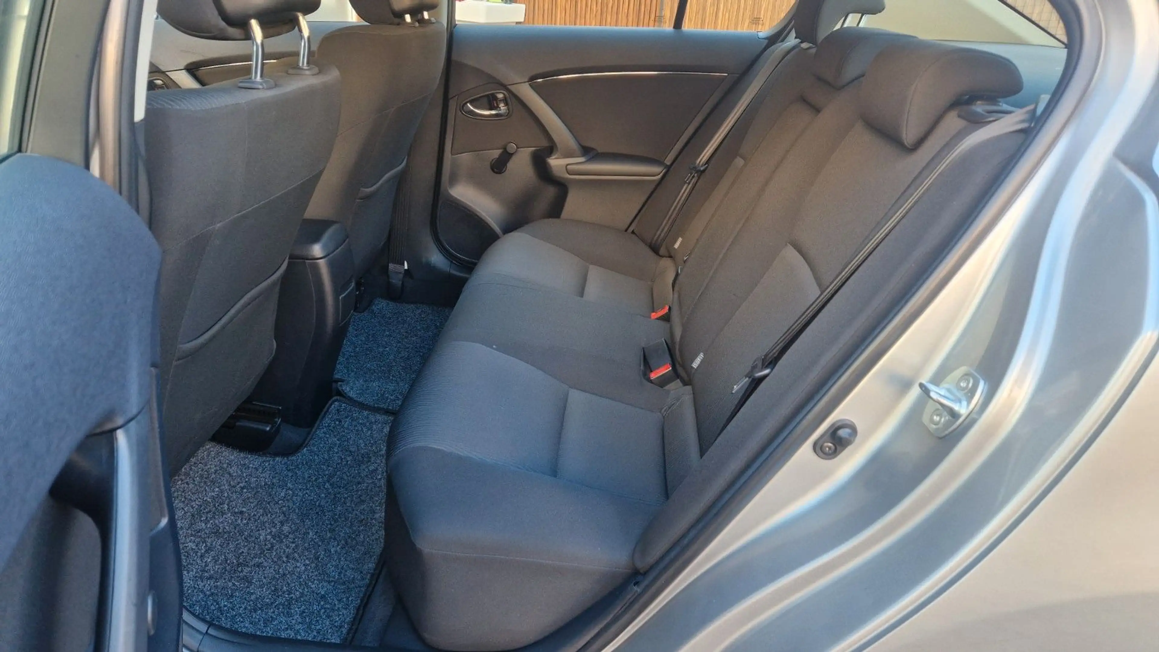 Toyota Avensis — photo 9