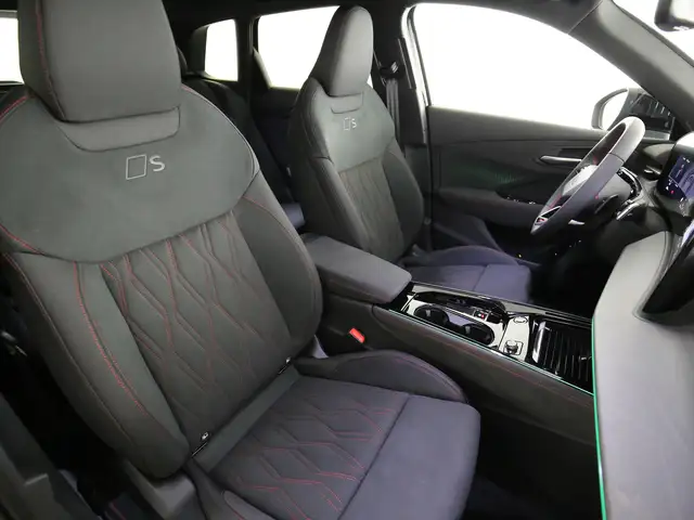 Audi Q3 view 14
