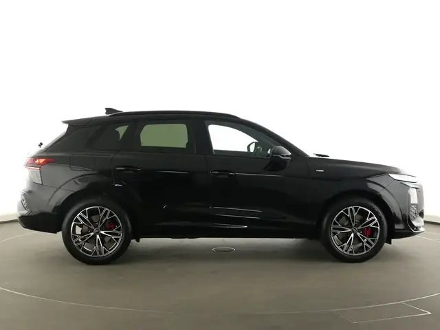 Audi Q3 view 8