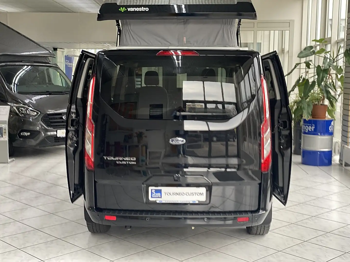Ford Tourneo Custom 2,0 EcoBlue 320 L1 Titanium X Aut. Schwarz - 2