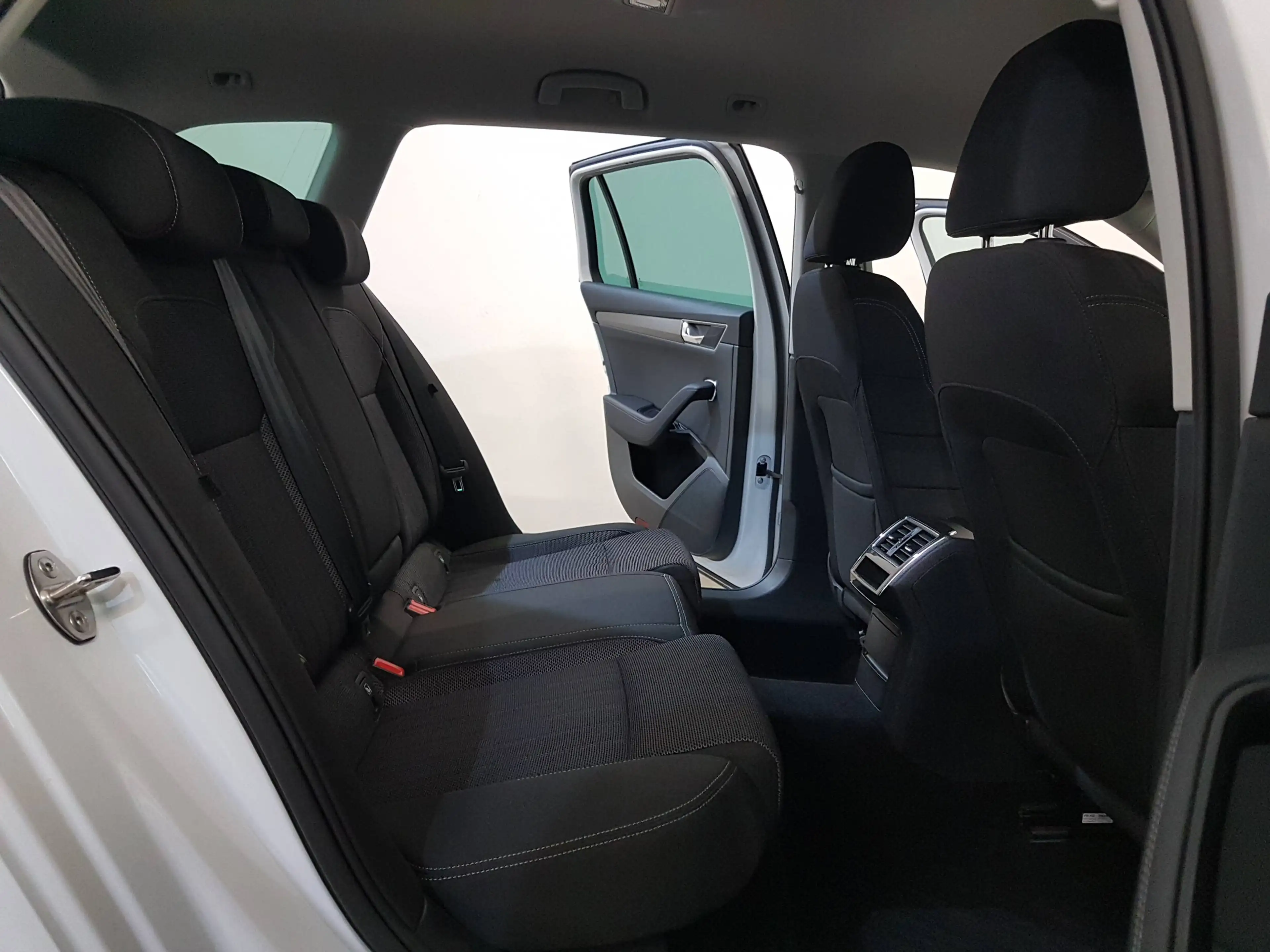 Skoda Superb 2,0 TDI DSG Style Facelift Matrix AHK Virtual — photo 11