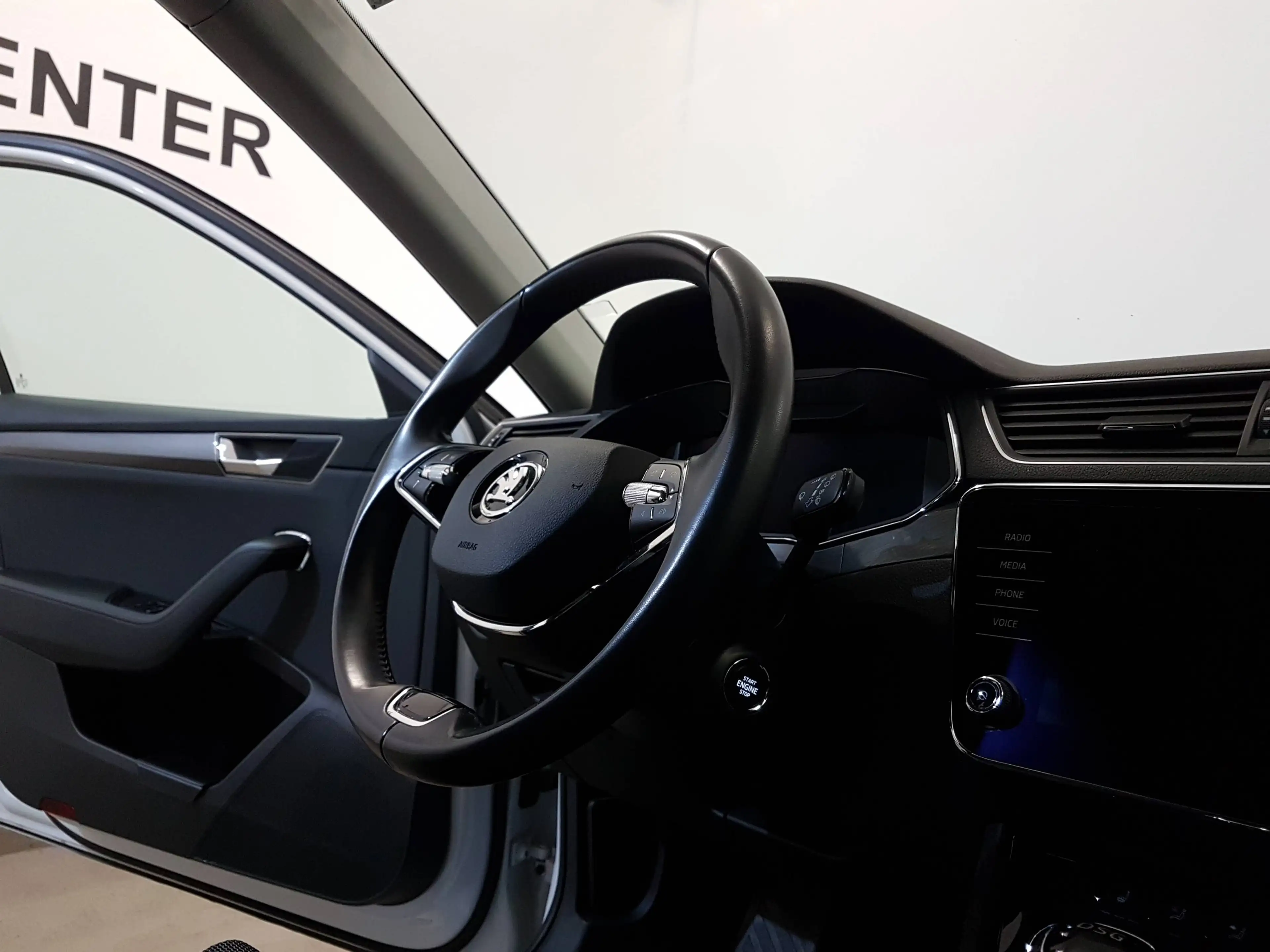 Skoda Superb 2,0 TDI DSG Style Facelift Matrix AHK Virtual — photo 15