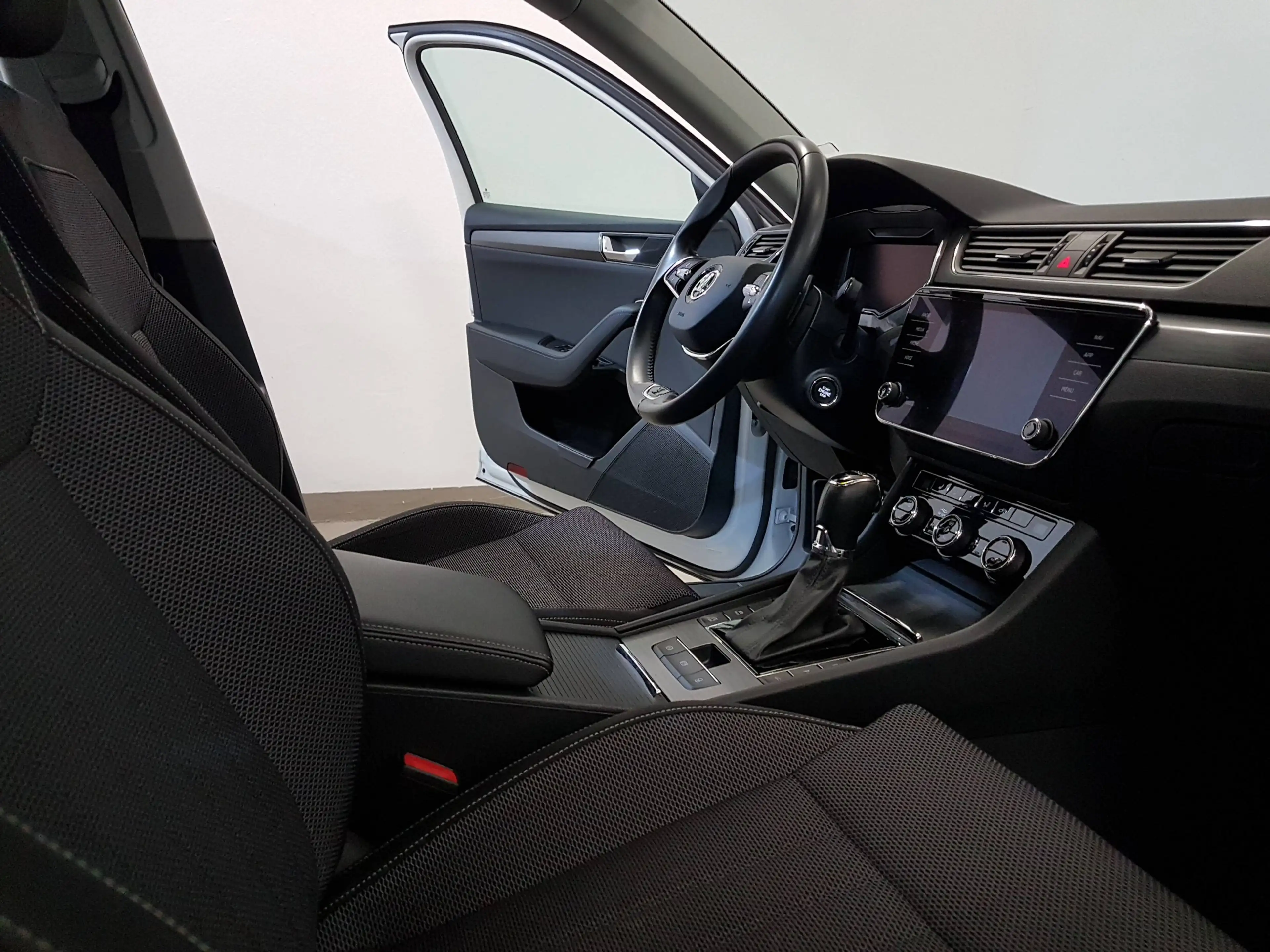Skoda Superb 2,0 TDI DSG Style Facelift Matrix AHK Virtual — photo 14