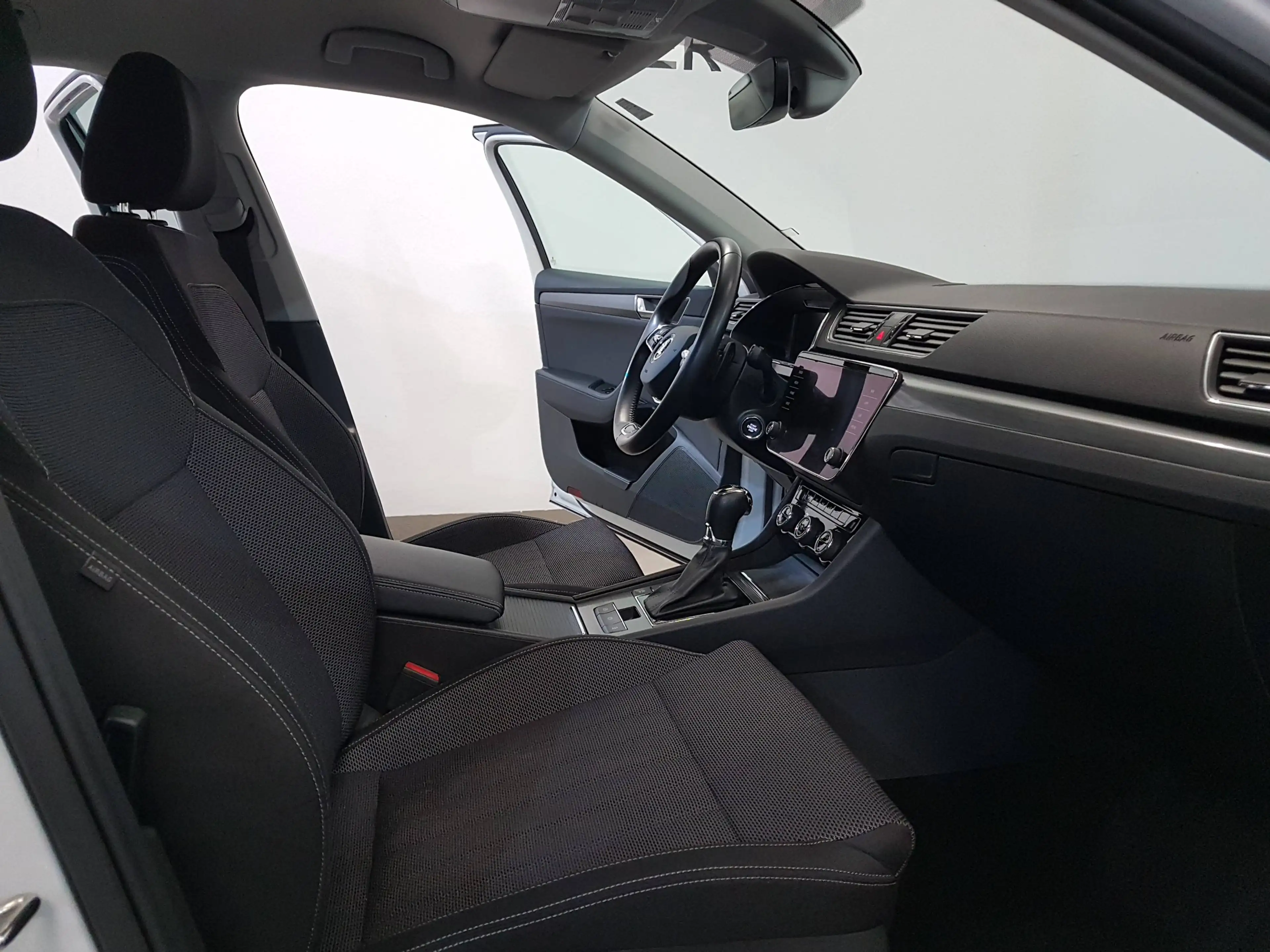 Skoda Superb 2,0 TDI DSG Style Facelift Matrix AHK Virtual — photo 13
