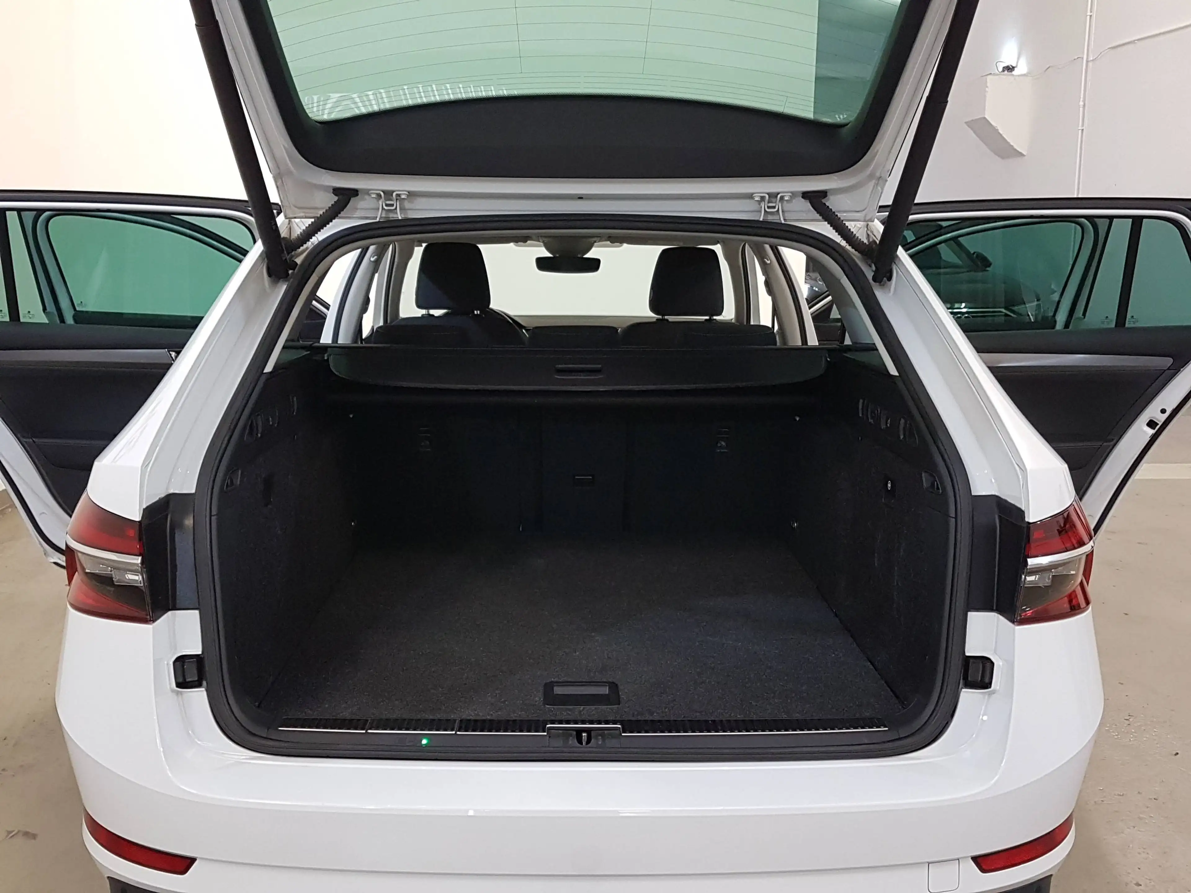 Skoda Superb 2,0 TDI DSG Style Facelift Matrix AHK Virtual — photo 9