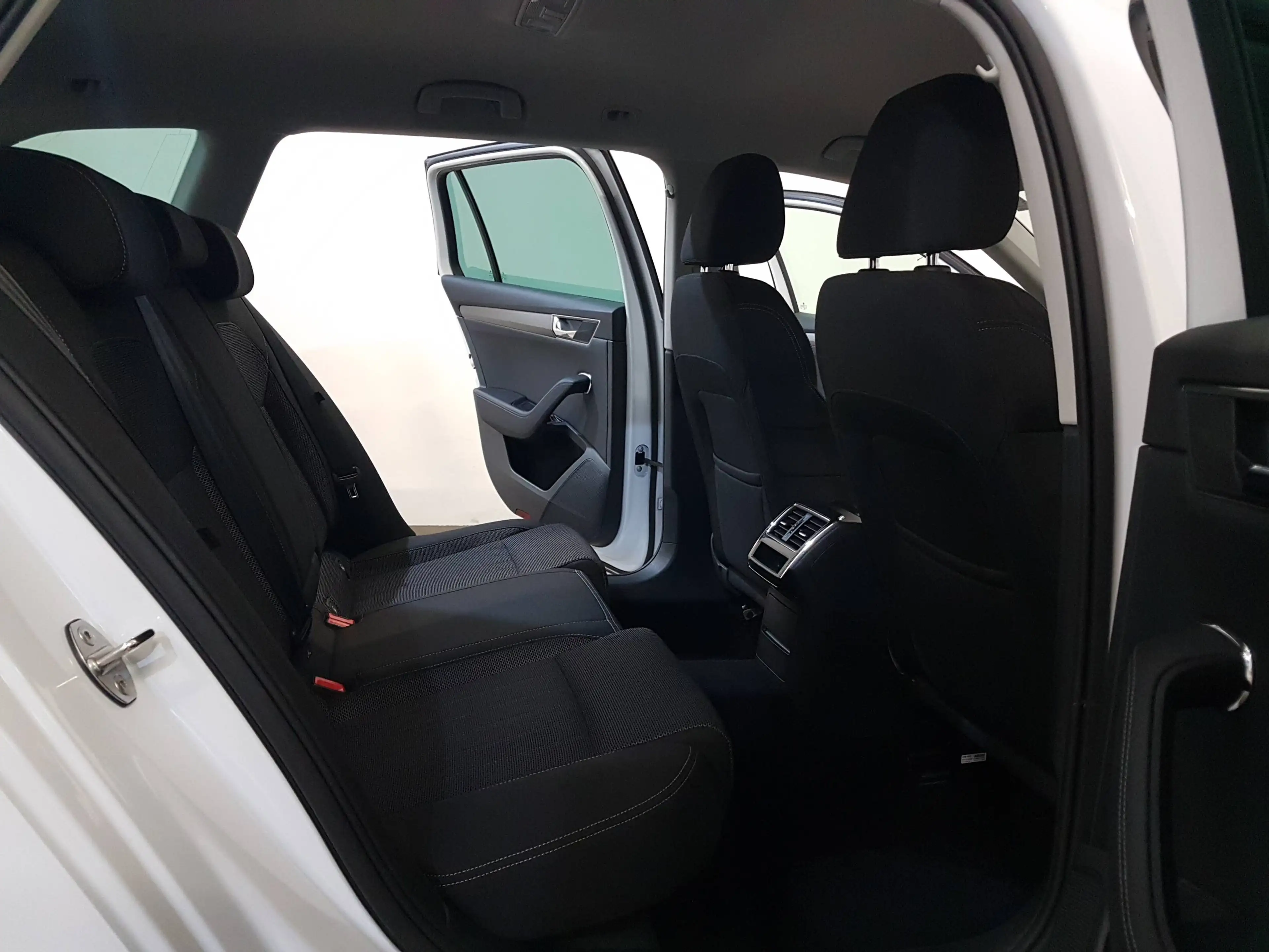 Skoda Superb 2,0 TDI DSG Style Facelift Matrix AHK Virtual — photo 10