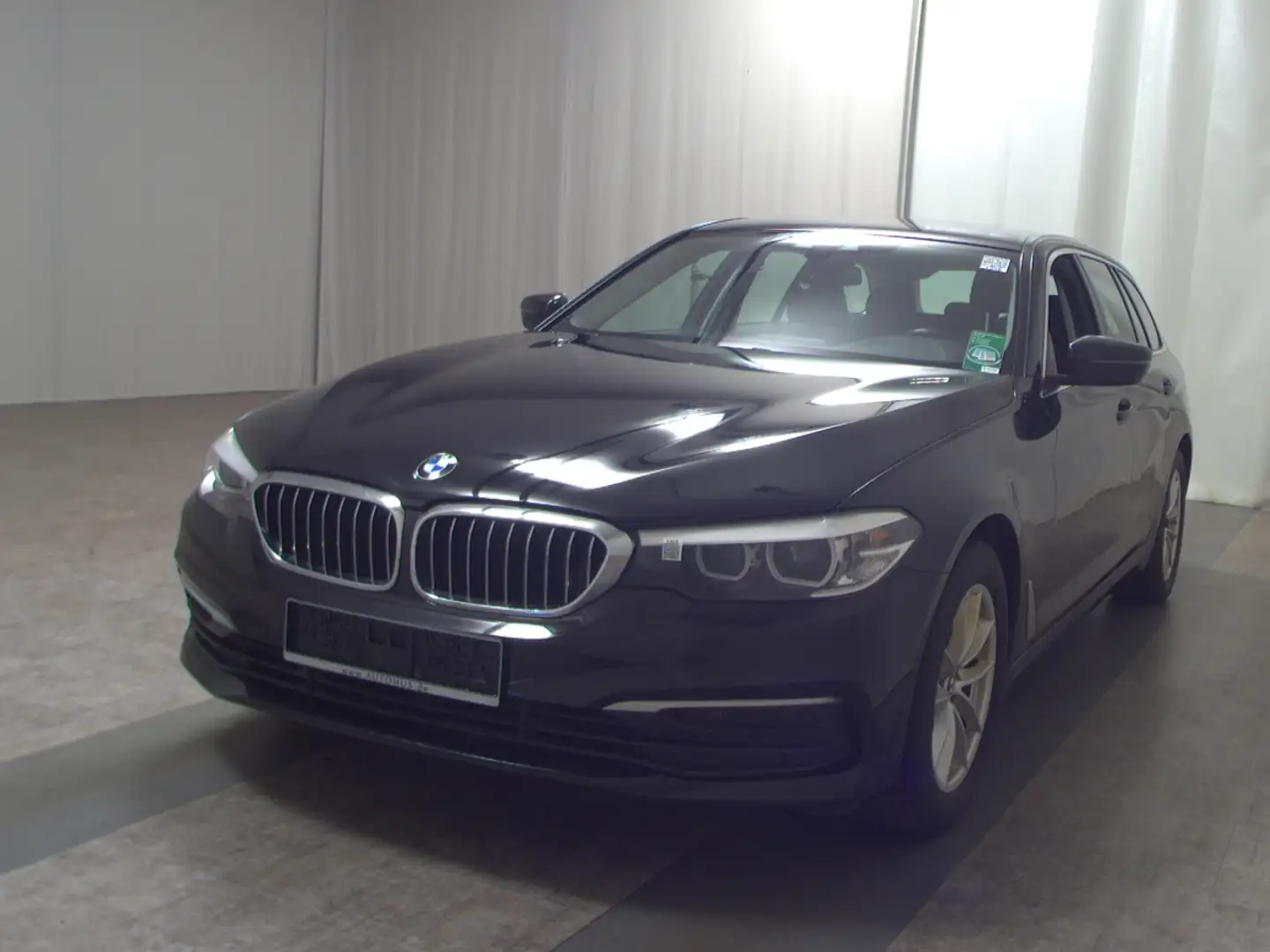 BMW 520 d Touring Navi LED PDC Shz AHK Schwarz - 2