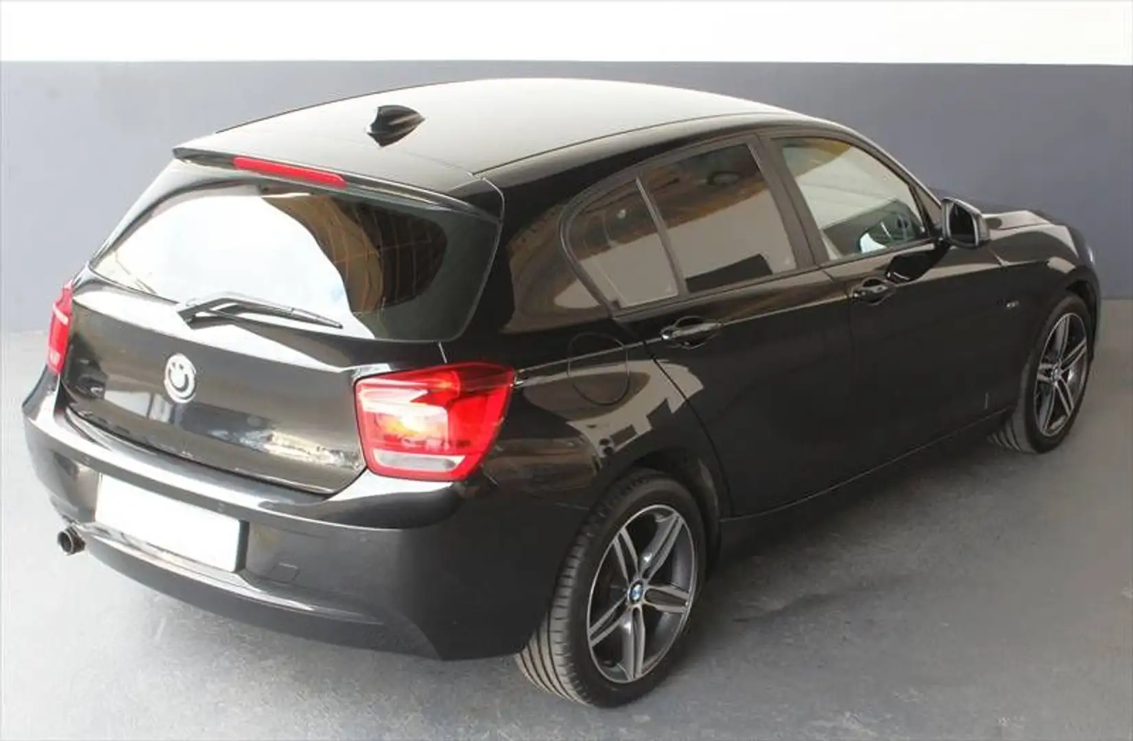 BMW 118 i Sport Line - Navi Sitzhzg. Bi-Xenon Alu 17 Zwart - 2
