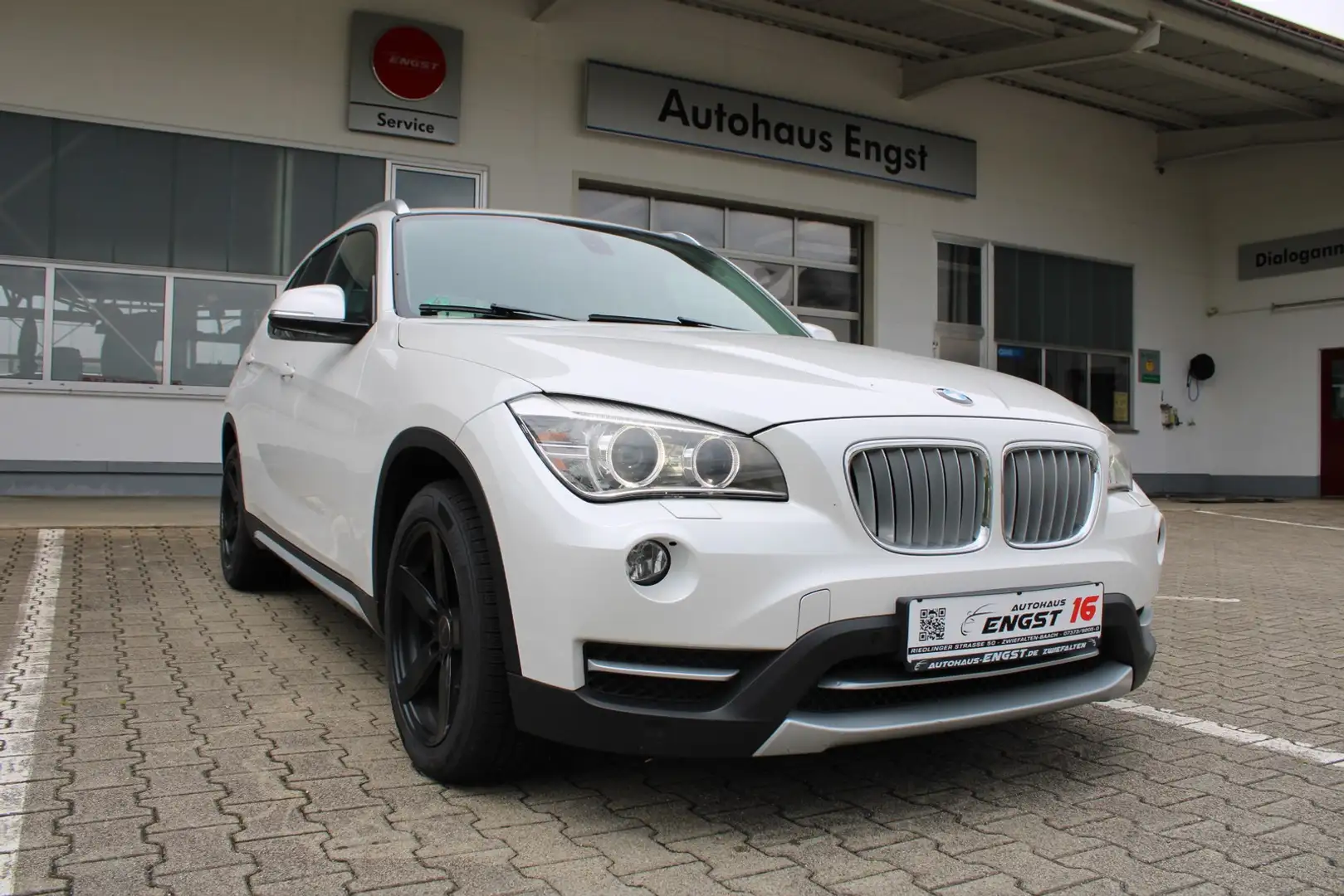 BMW X1 20 d xDrive AHK Leder Panoramadach Xenon x Line Al Bílá - 1