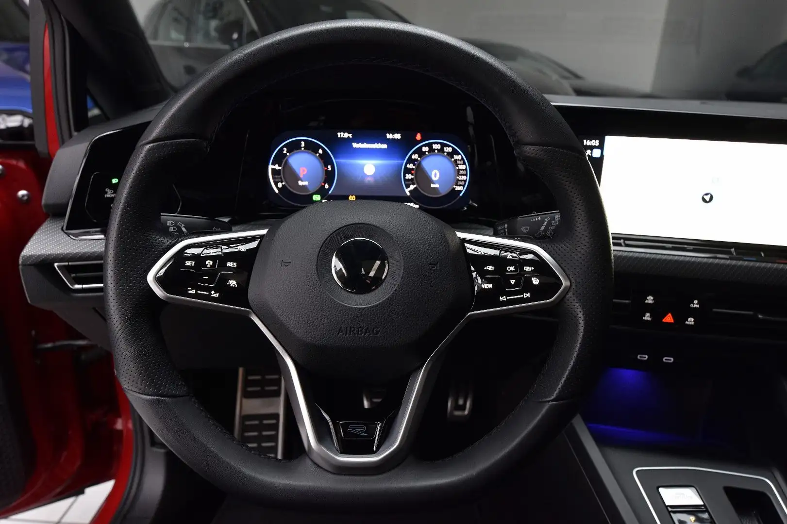 Volkswagen Golf VIII *R-Line* 1 Hand* Matrix*Pano* ACC* Rouge - 2