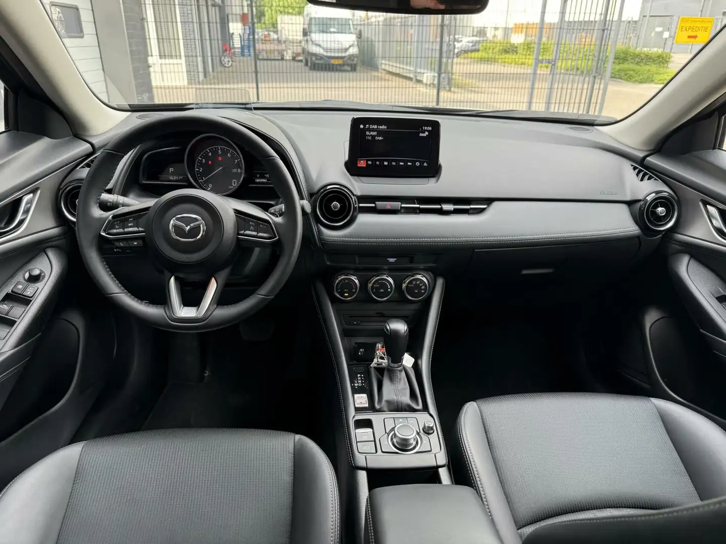 Mazda CX-3 2.0 SkyActiv-G 121 Luxury Grijs - 2