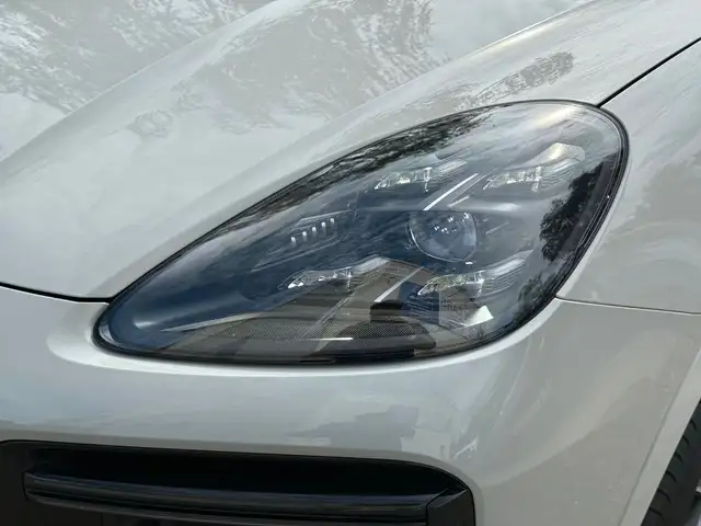 Porsche Cayenne view 9