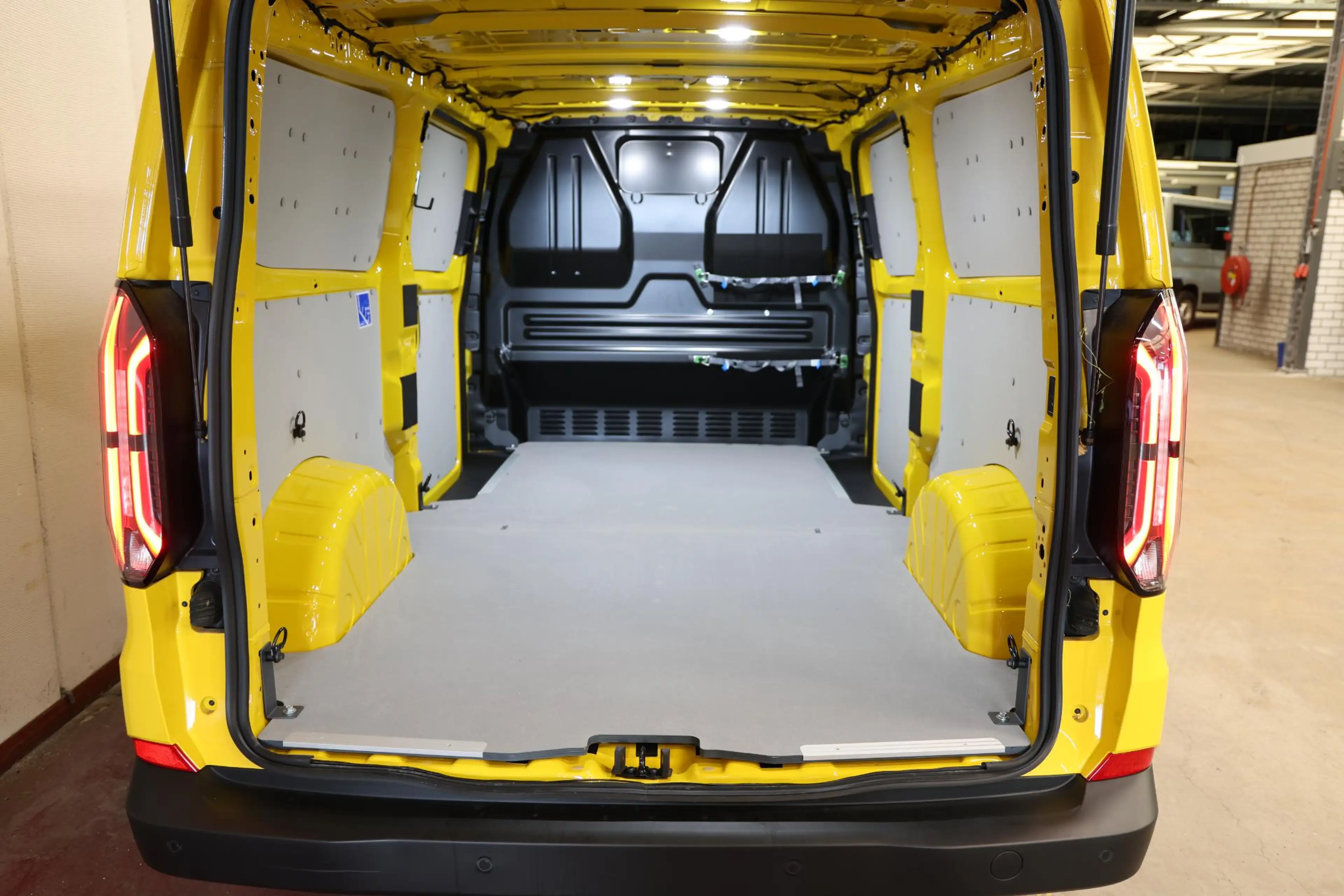 Ford E-Transit 340 L2H1 LANG Limited 71 kWh CAMERA LED — photo 3