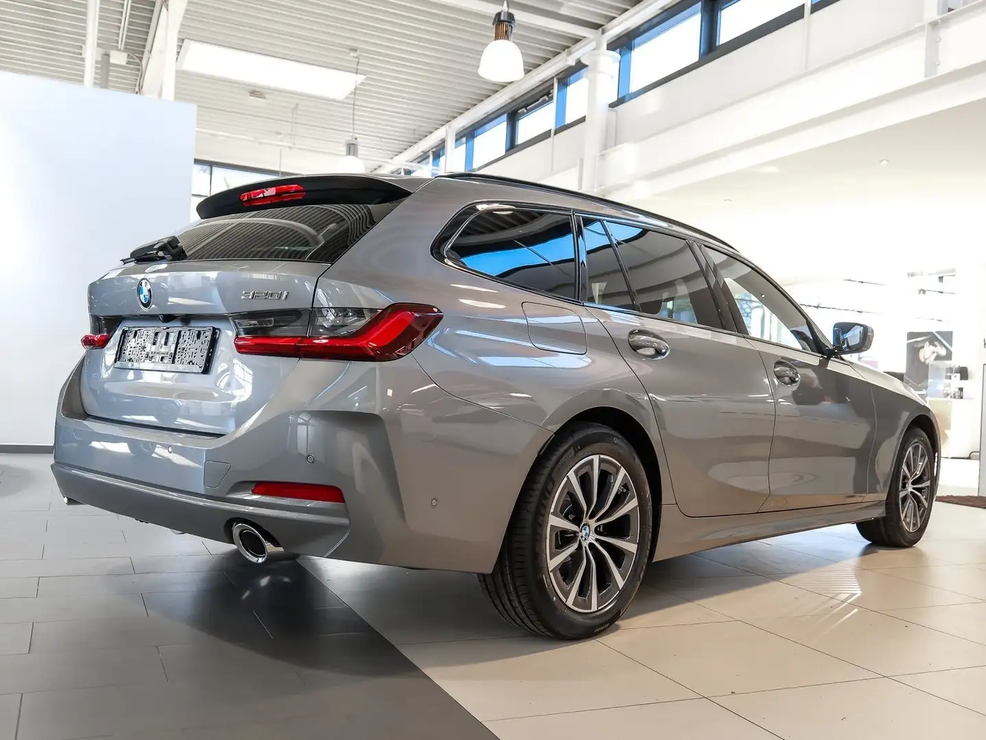 BMW 320 i TOUR. NAVI+HUD+AHK+HIFI+KZG+ALARM+LHZ+SHZ Grau - 2