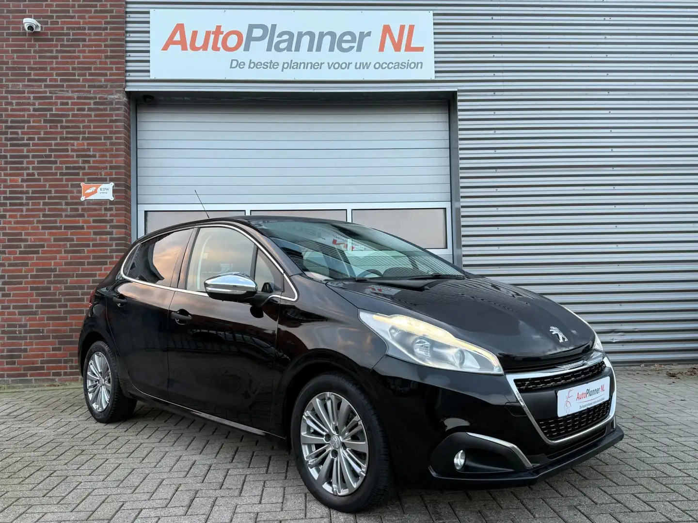 Peugeot 208 1.2 PureTech Allure! 5-Drs! Clima! Cruise! Navi! Zwart - 1