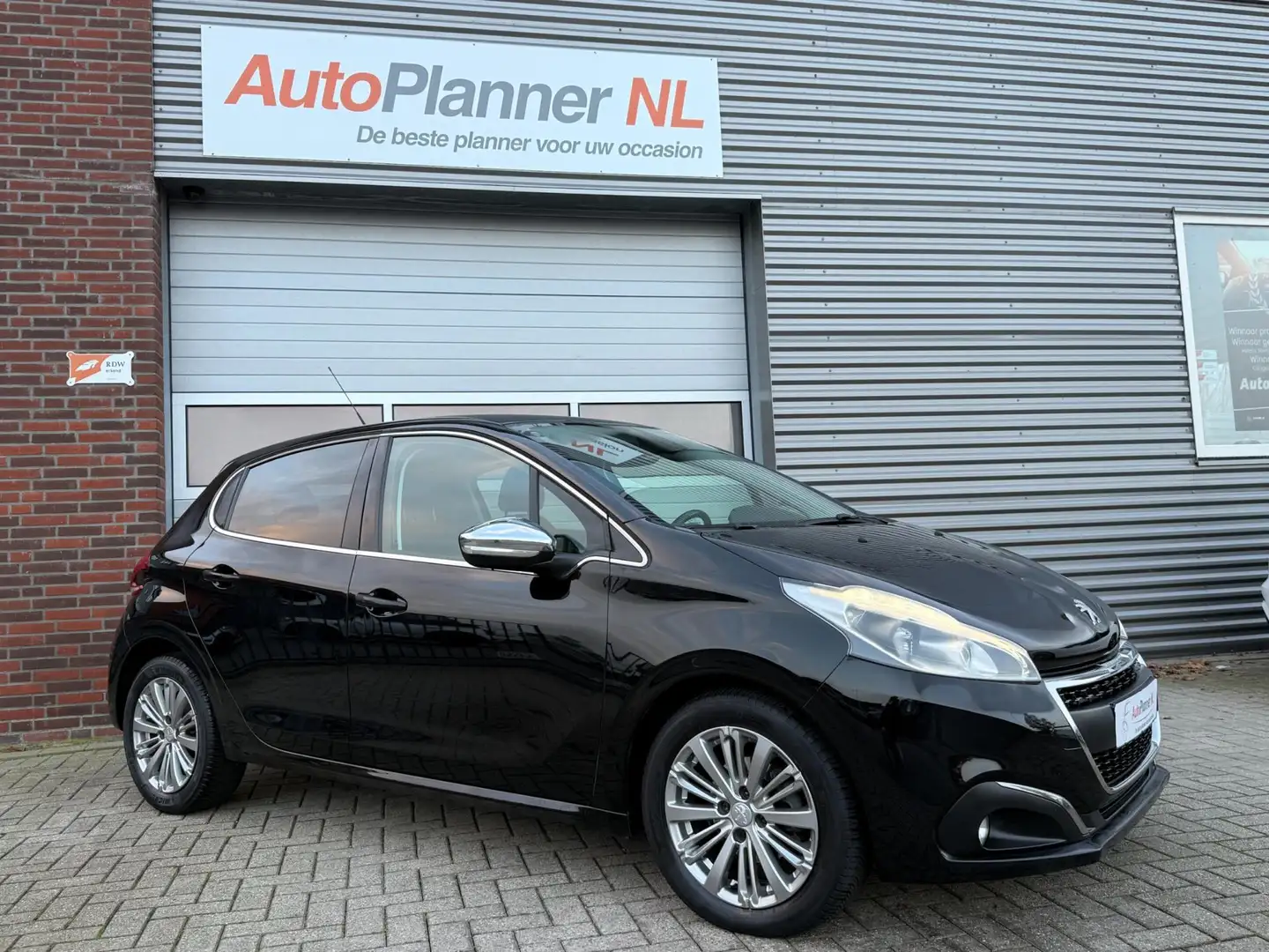 Peugeot 208 1.2 PureTech Allure! 5-Drs! Clima! Cruise! Navi! Zwart - 2