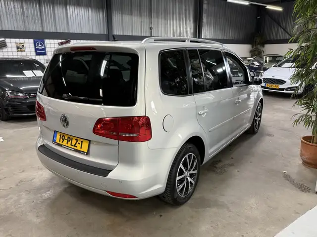 Volkswagen Touran view 4