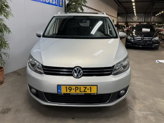 Volkswagen Touran view 2