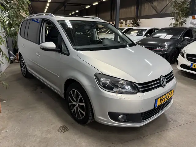 Volkswagen Touran view 3