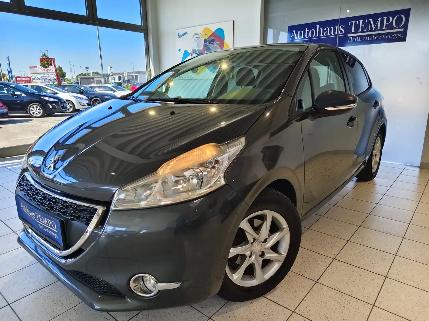Peugeot 208 Active 1,2 VTi 82 Grau - 1
