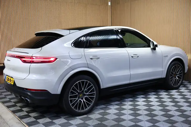 Porsche Cayenne view 9
