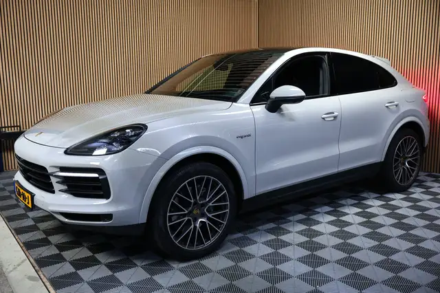Porsche Cayenne view 8