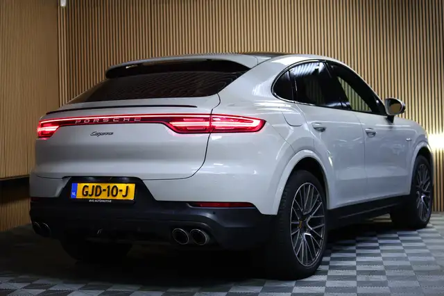 Porsche Cayenne view 3