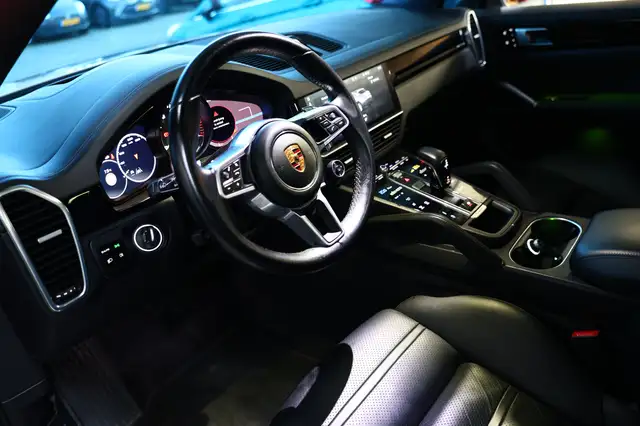 Porsche Cayenne view 11