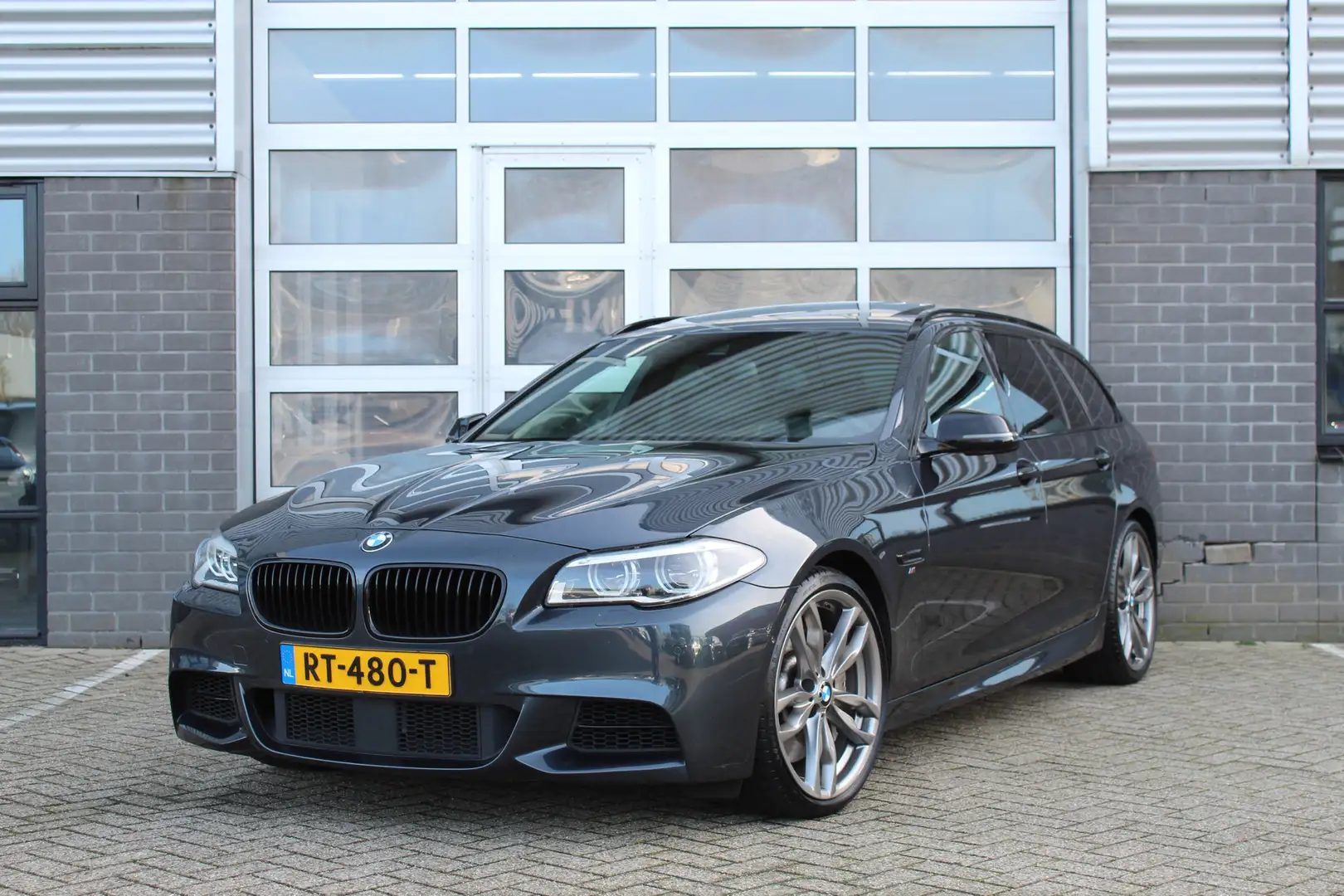 BMW M550 5-serie Touring M550xd 381PK / Panoramadak / HUD / Gris - 1