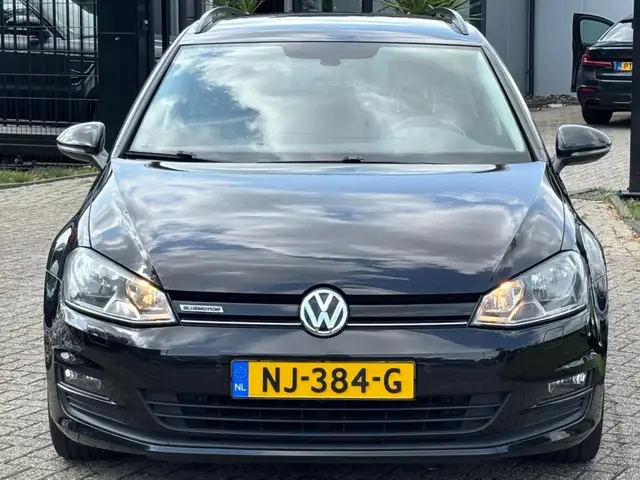 Volkswagen Golf view 2