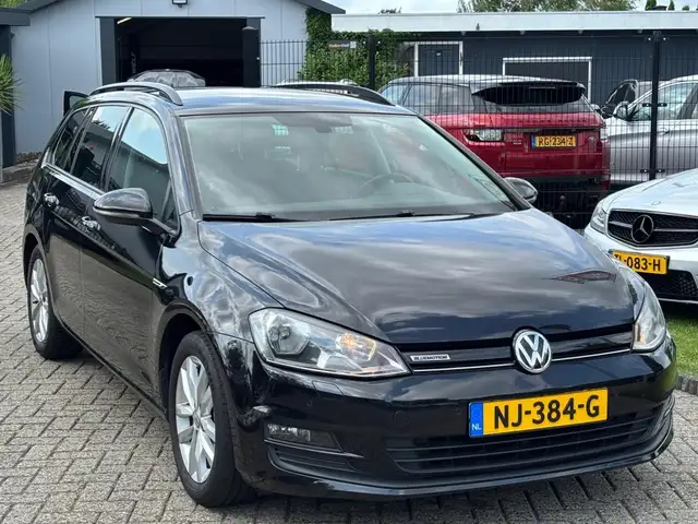 Volkswagen Golf view 3