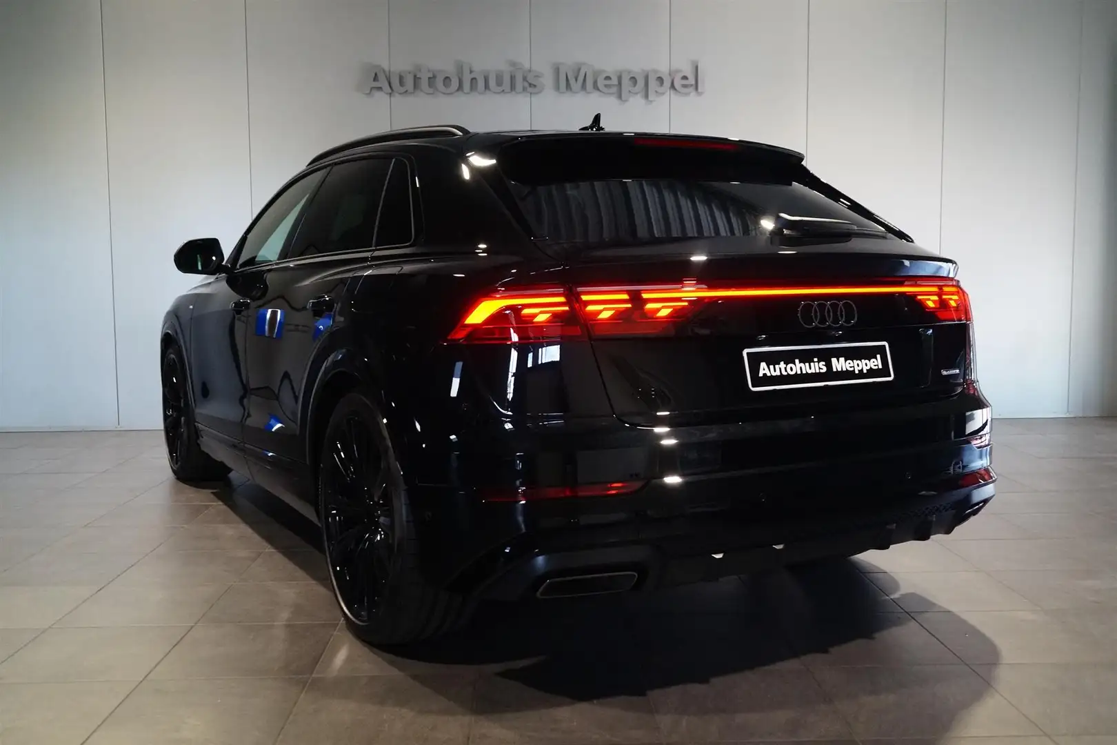 Audi Q8 60 TFSI S-Competition *NIEUW*490PK | B&O | 23" | R Nero - 2