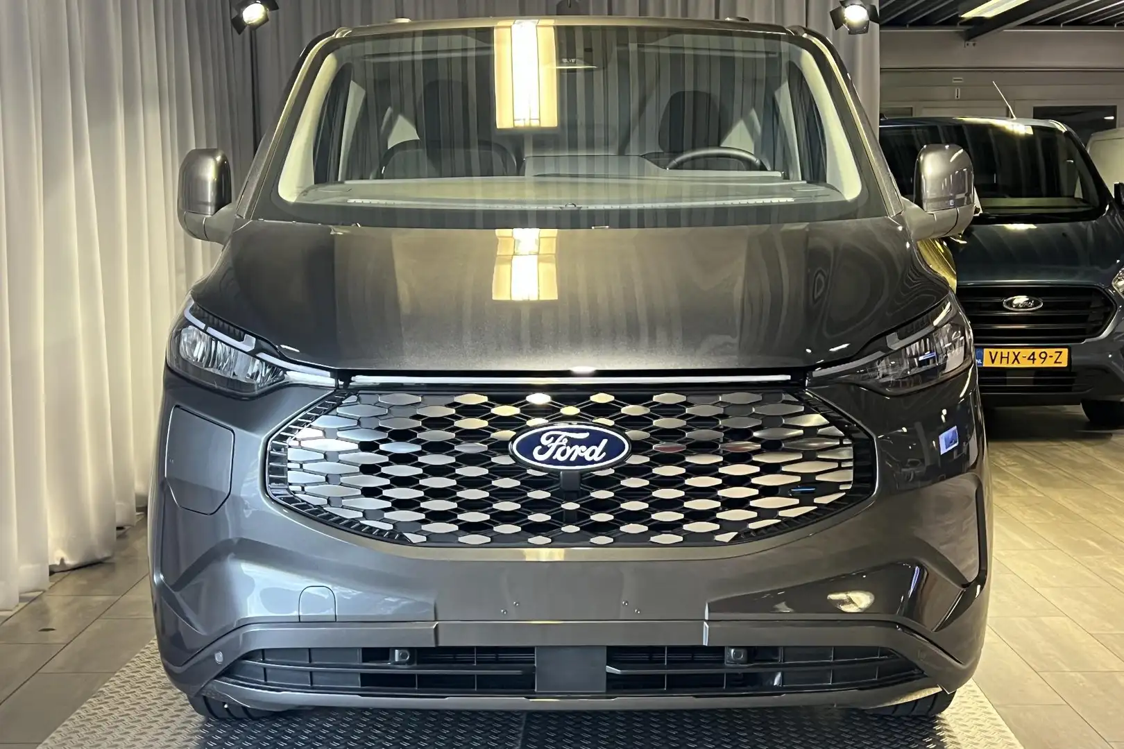 Ford Transit Custom E-Transit 340 L2H1 Limited 65 kWh Driver Assist|Tr Grijs - 2