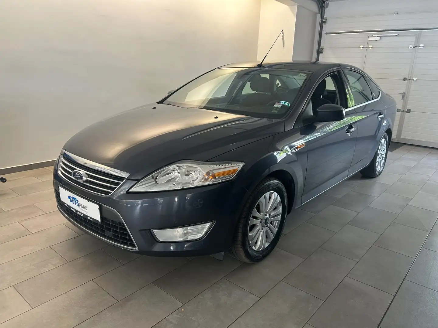 Ford Mondeo Lim. Ghia *Automatik* Grau - 1