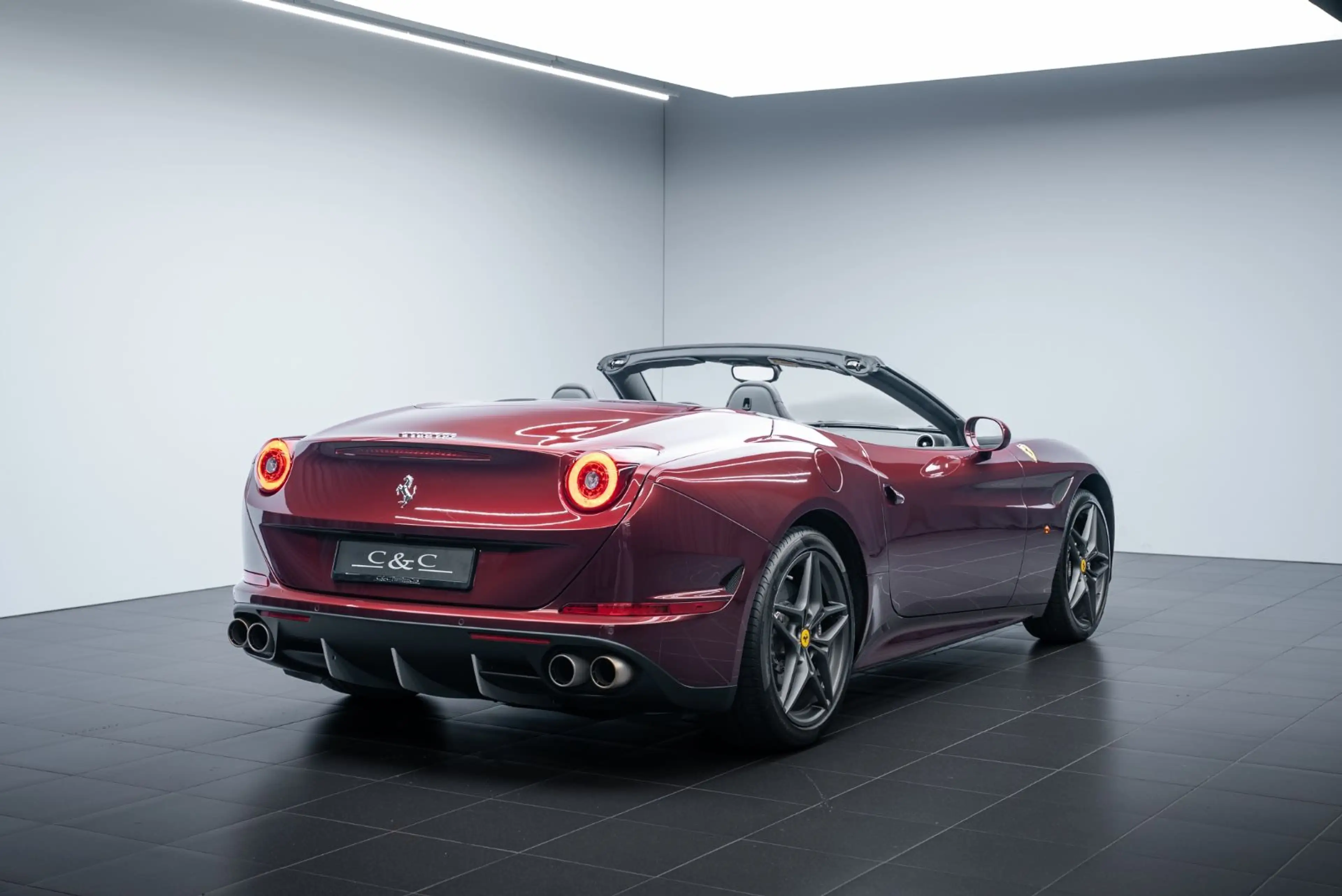 Ferrari California T ATELIER/SPECIAL COLOUR/WENIG KM — photo 3