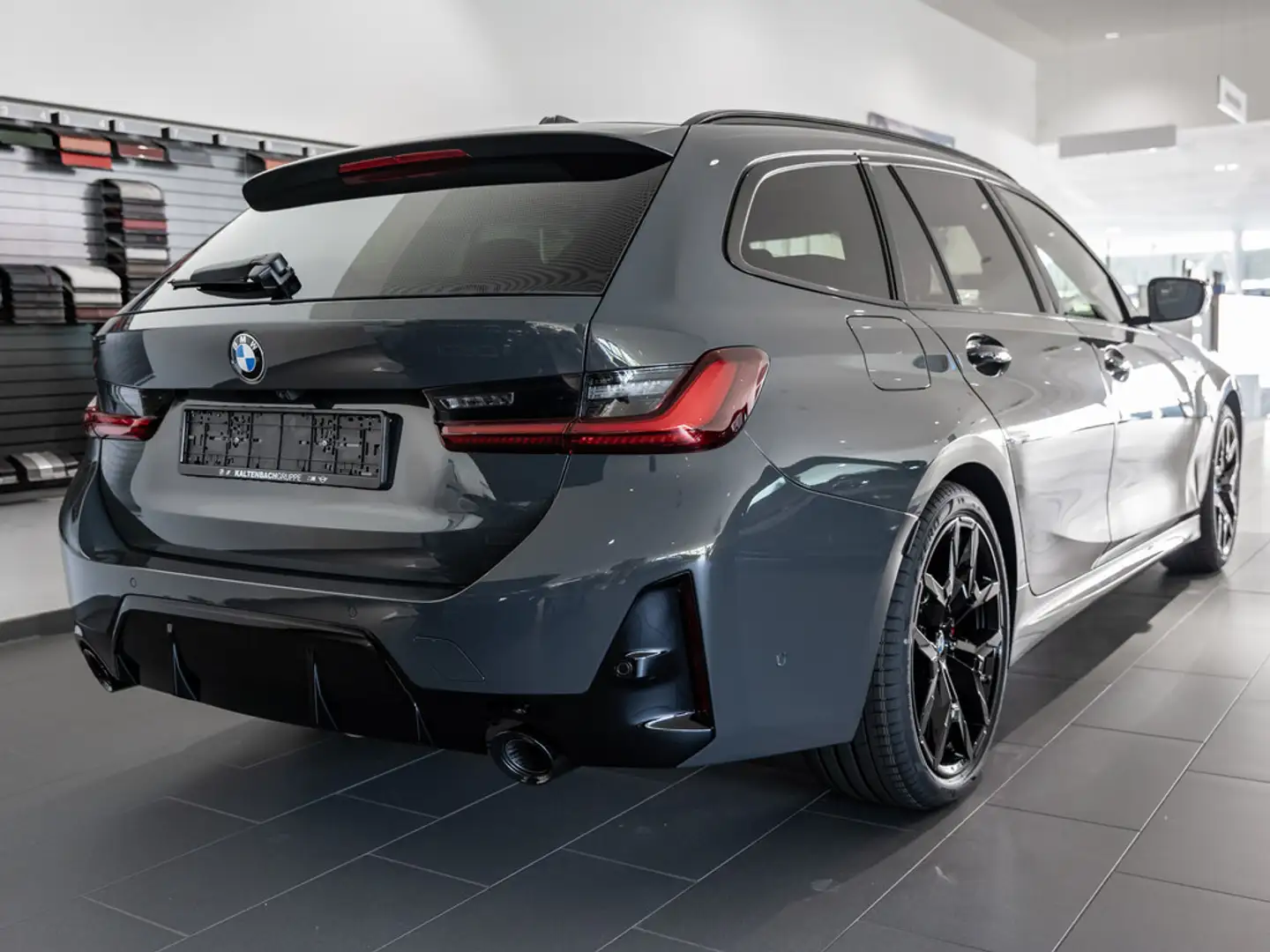 BMW 320 d Touring M-Sport Pro AHK LED NAVI KAMERA Šedá - 2