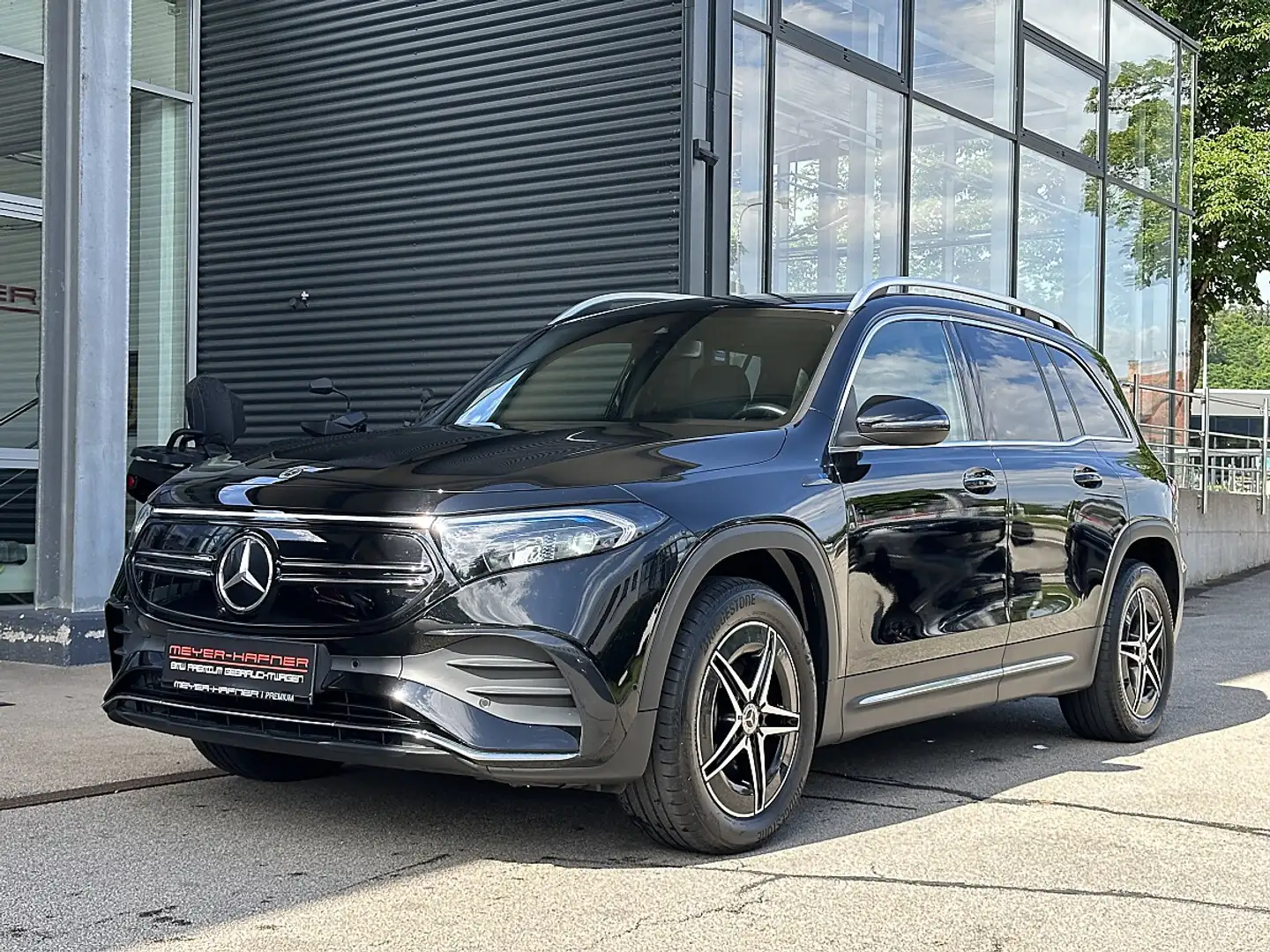 Mercedes-Benz EQB 300 4MATIC AMG-Line Aut. Schwarz - 2