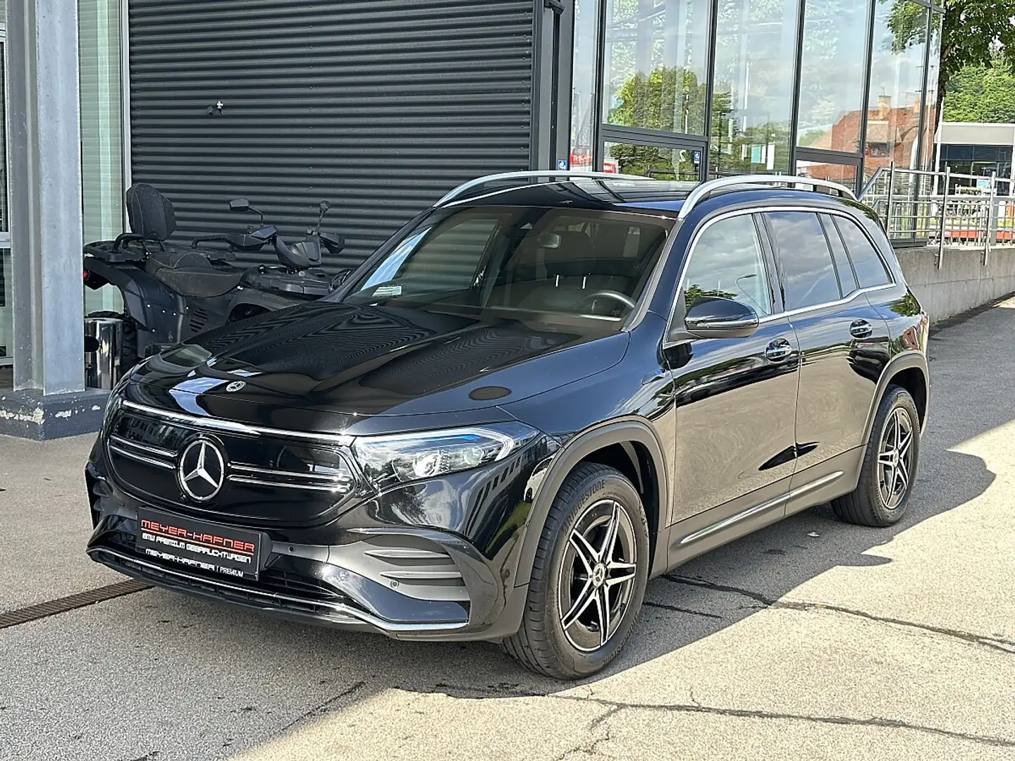 Mercedes-Benz EQB 300 4MATIC AMG-Line Aut. Schwarz - 1