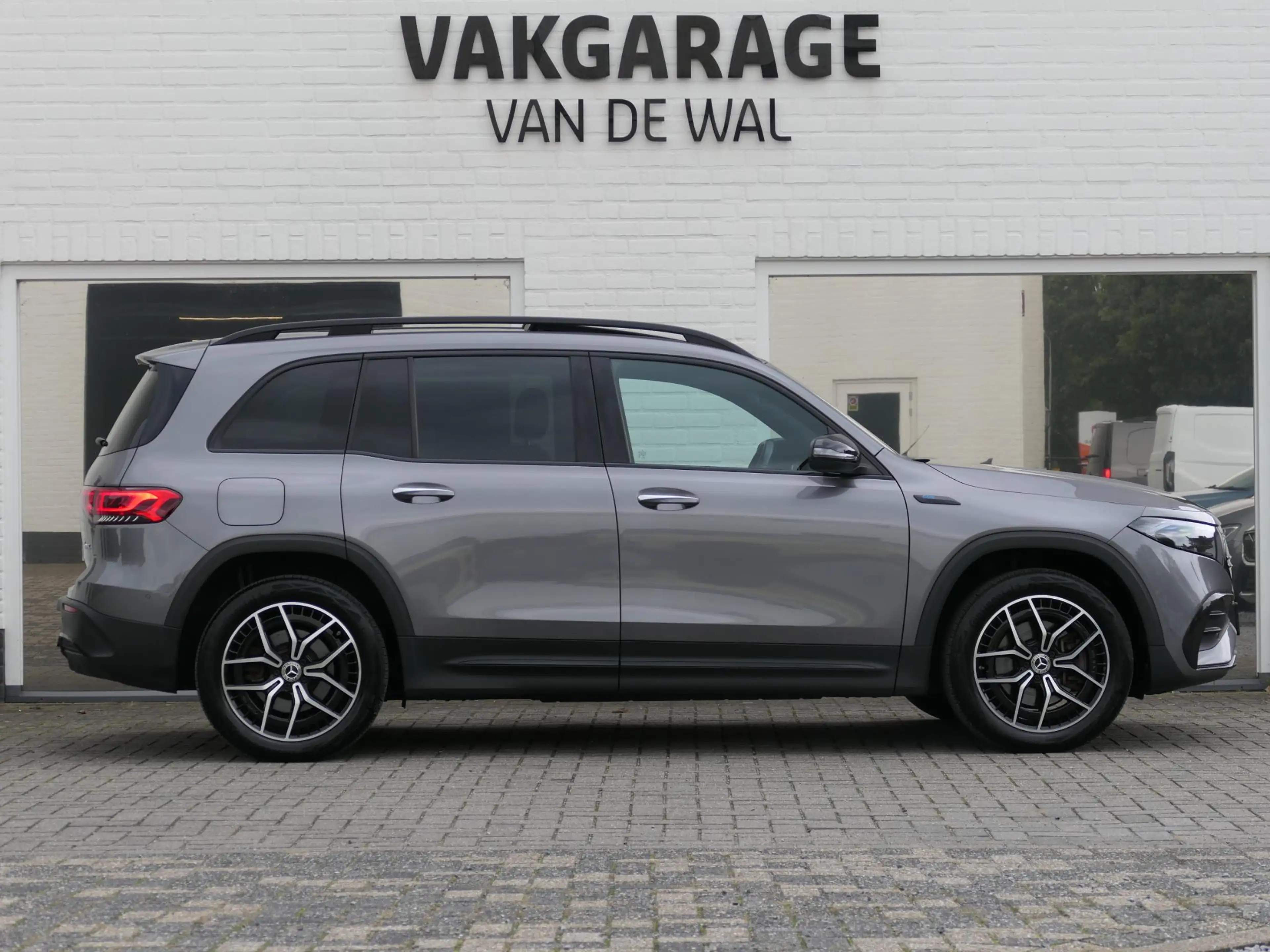 Mercedes-Benz EQB 300 4MATIC AMG Line 7p. 67 kWh | Panoramadak | Full LE — photo 22