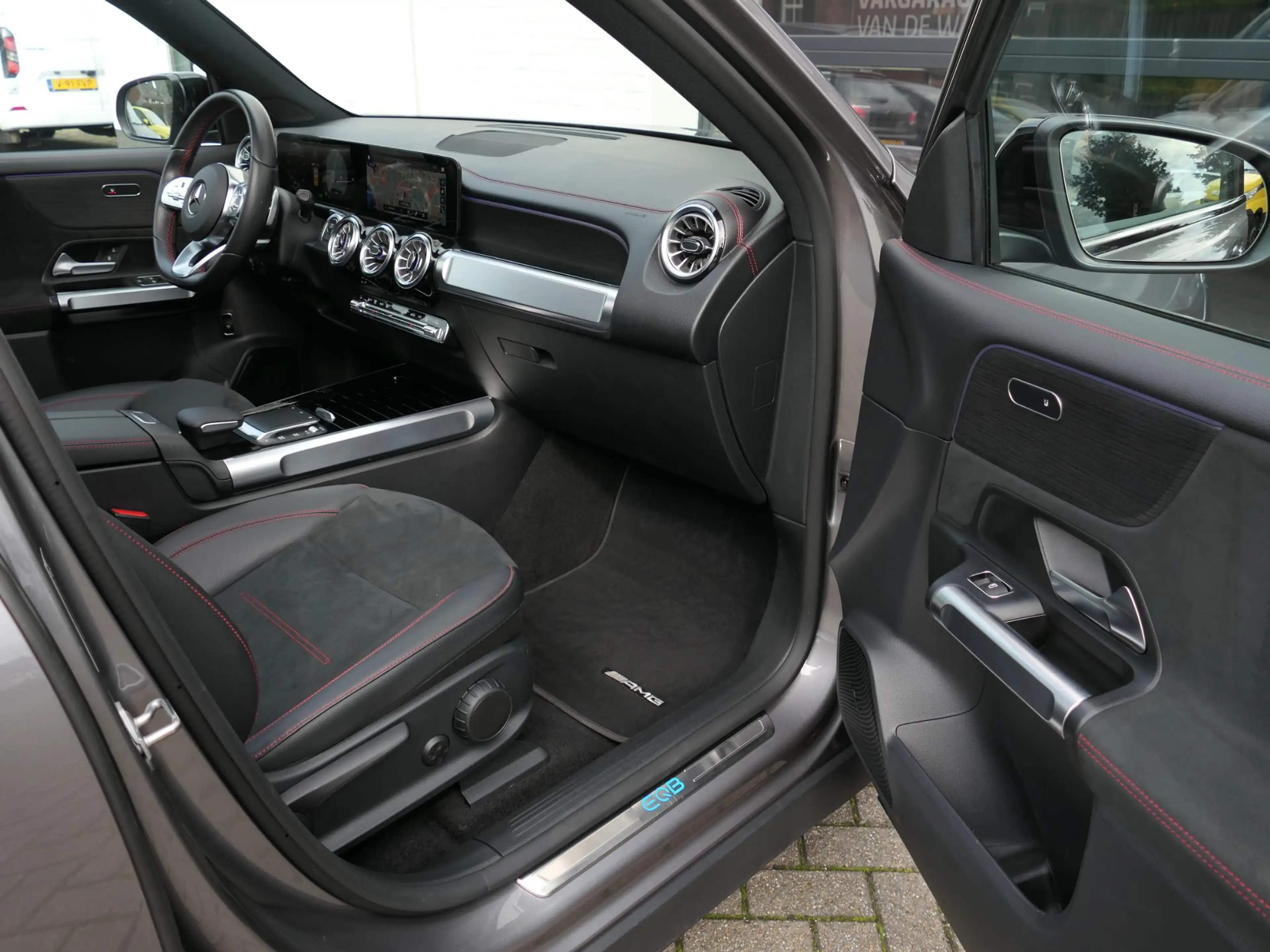Mercedes-Benz EQB 300 4MATIC AMG Line 7p. 67 kWh | Panoramadak | Full LE — photo 26