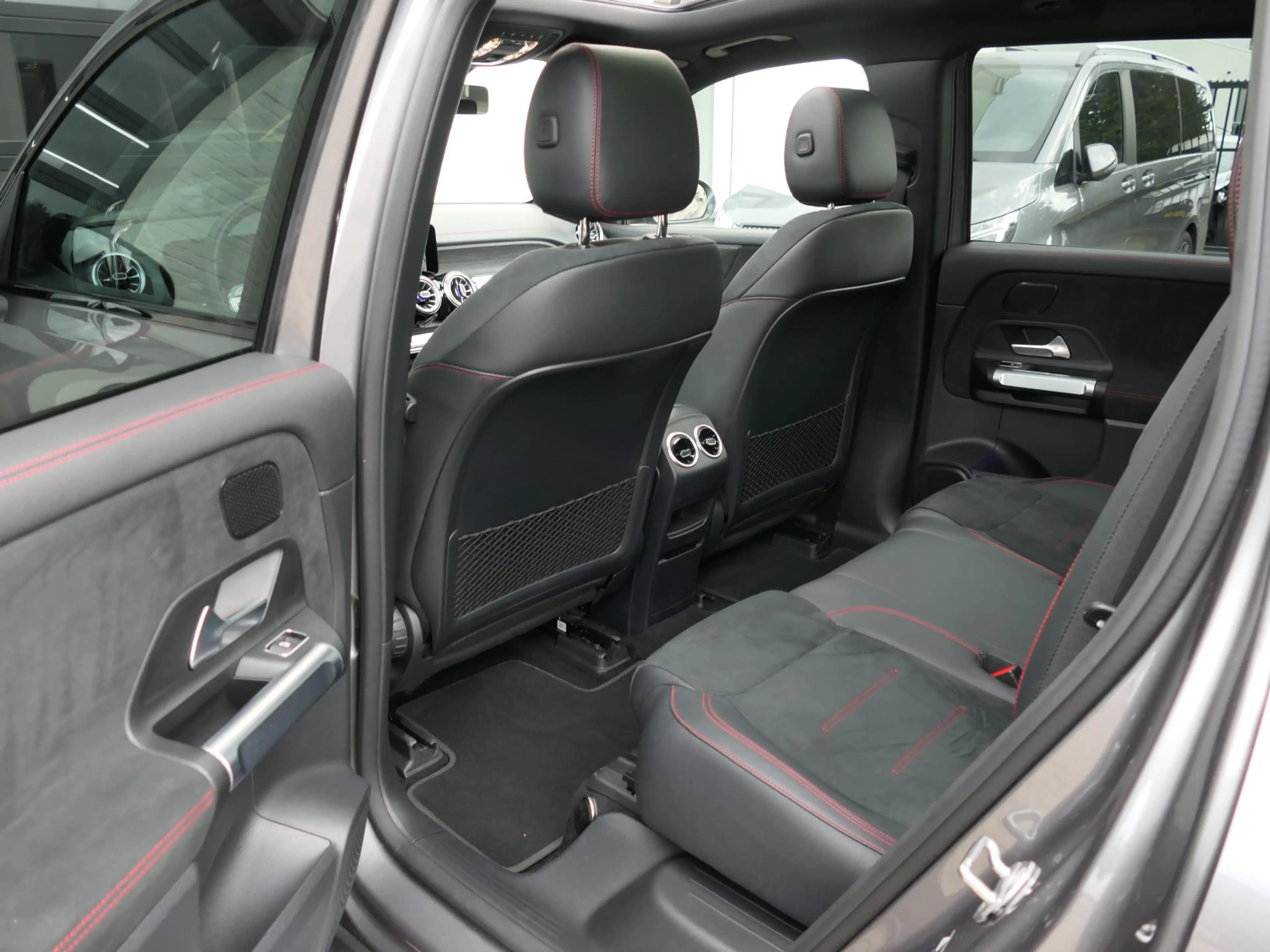 Mercedes-Benz EQB 300 4MATIC AMG Line 7p. 67 kWh | Panoramadak | Full LE — photo 28