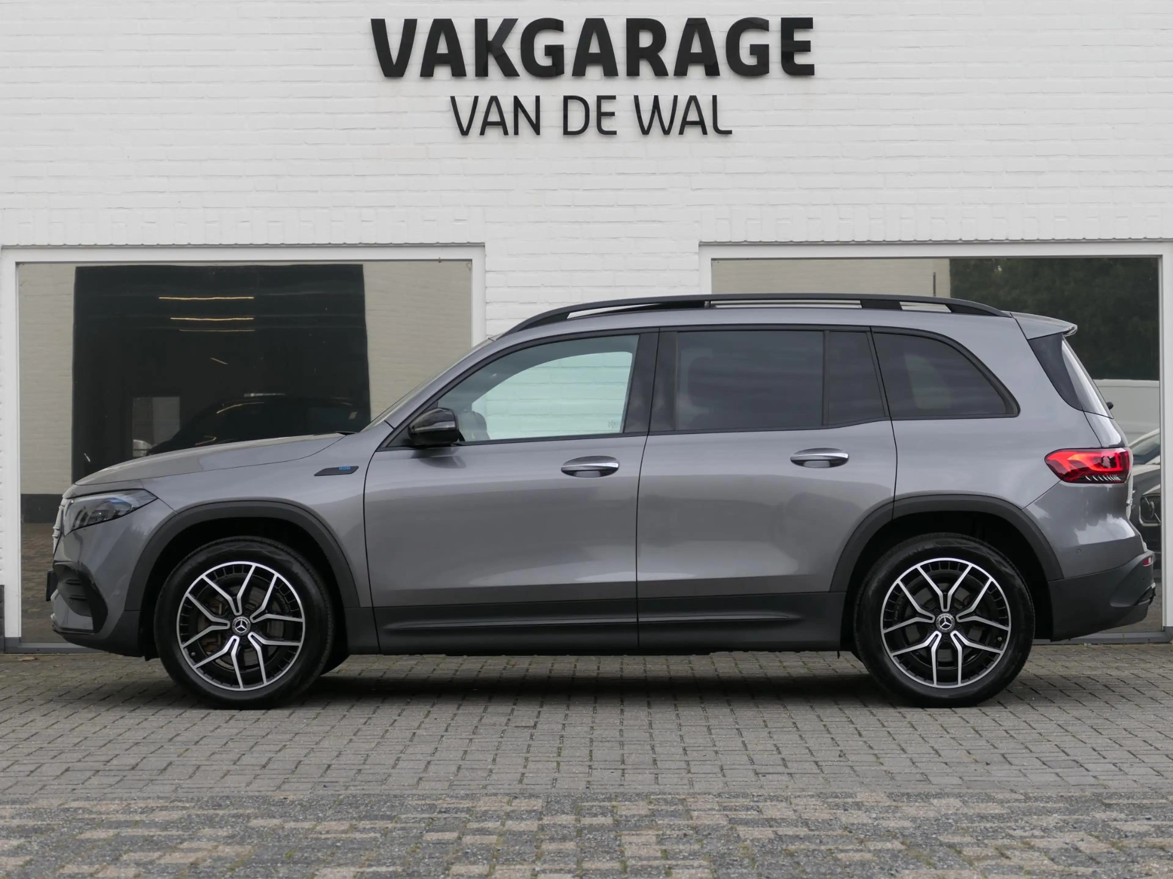 Mercedes-Benz EQB 300 4MATIC AMG Line 7p. 67 kWh | Panoramadak | Full LE — photo 2