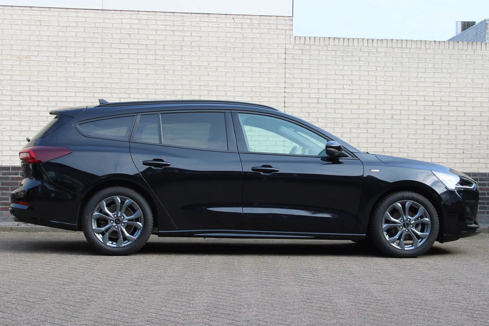 Ford Focus Wagon 1.0 EcoBoost Hybrid ST Line X | Trekhaak | W Zwart - 2