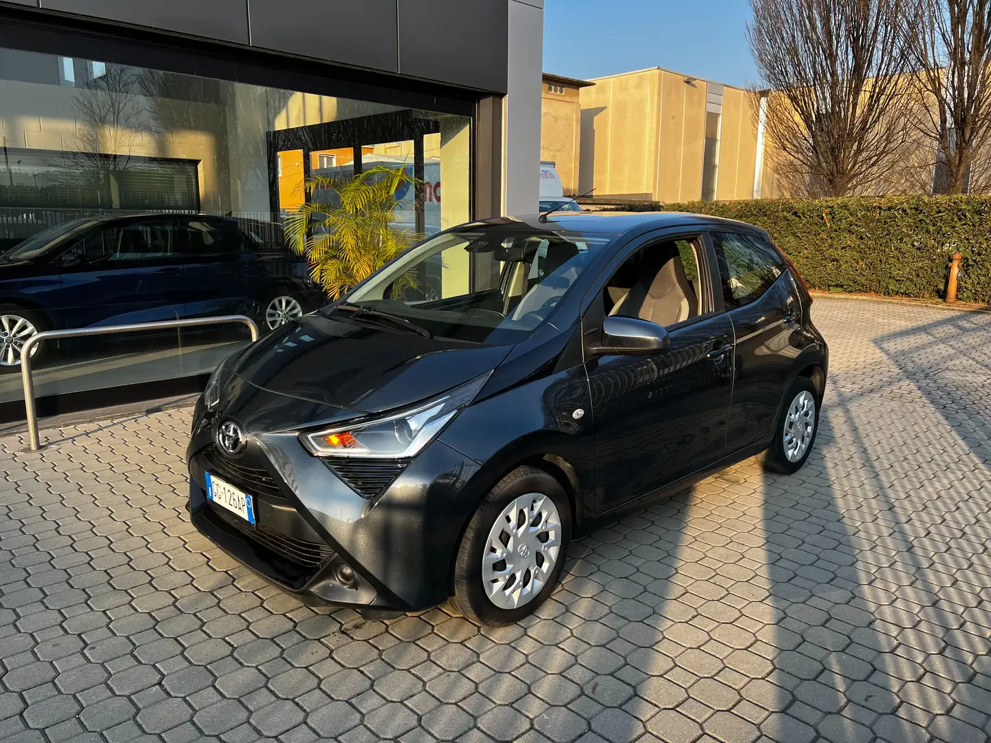 Toyota Aygo Aygo 5p 1.0 x-play m-mt 72cv Grijs - 1