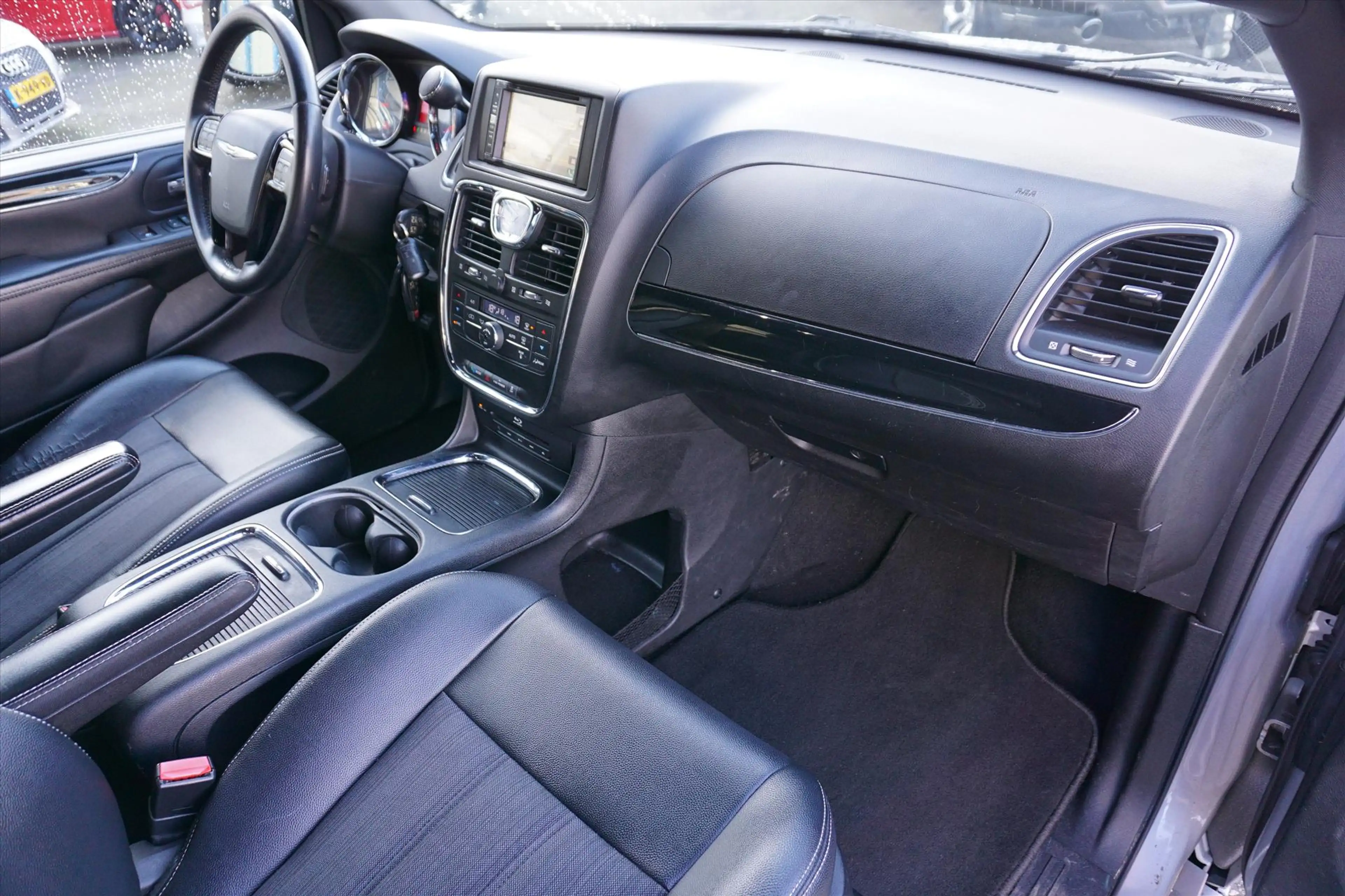 Chrysler Grand Voyager 3.6 V6 Stow&Go / 7-Persoons / Navi / Camera / TV / — photo 8