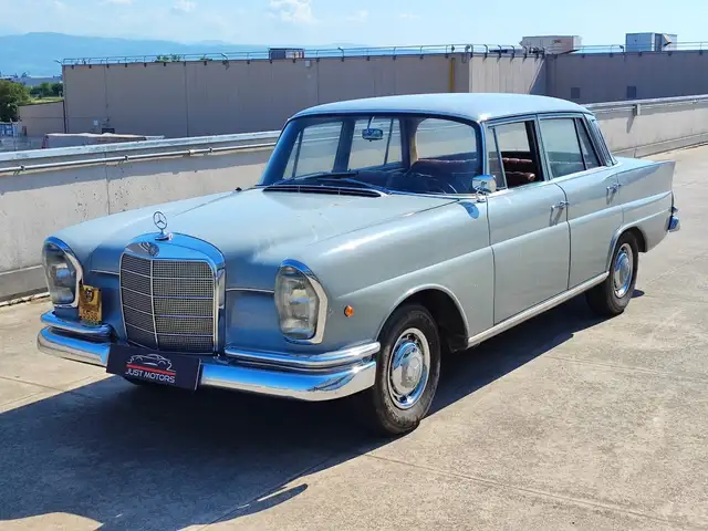 Mercedes-Benz 220 230