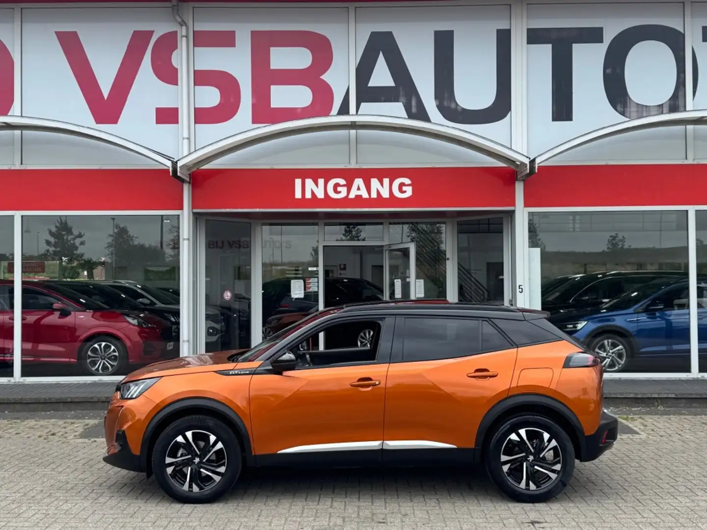 Peugeot 2008 1.2 PURETECH AUT. GT-LINE PANO-DAK NAVI CAMERA CAR Oranje - 2