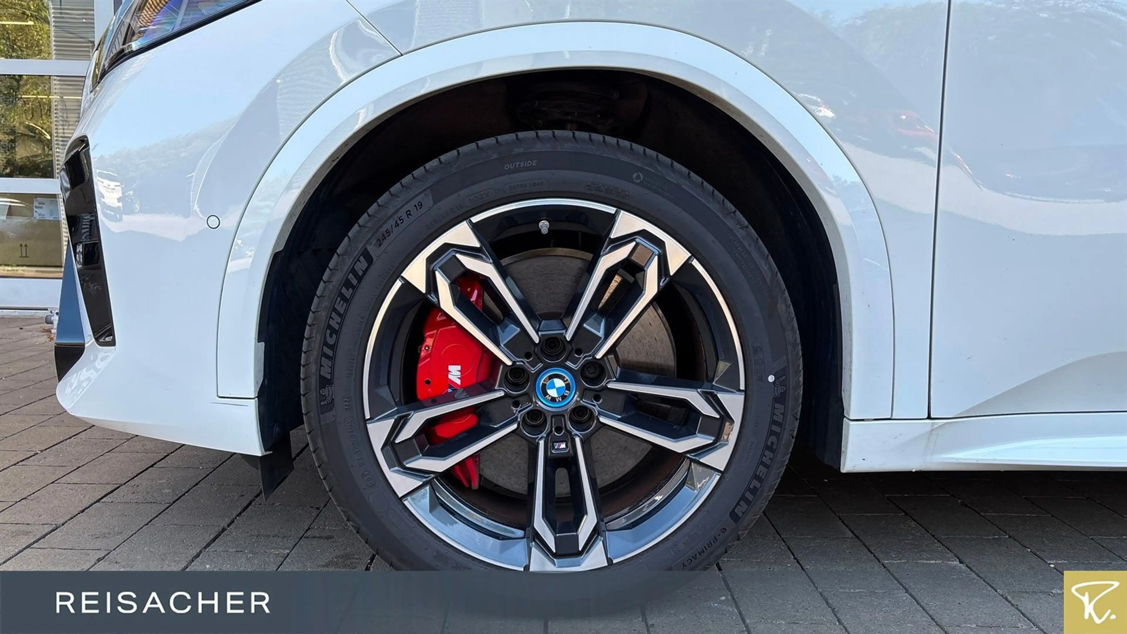 BMW iX2 A xDrive30 M-Sport PRO HUD ACC AktivSi LM19" — photo 3